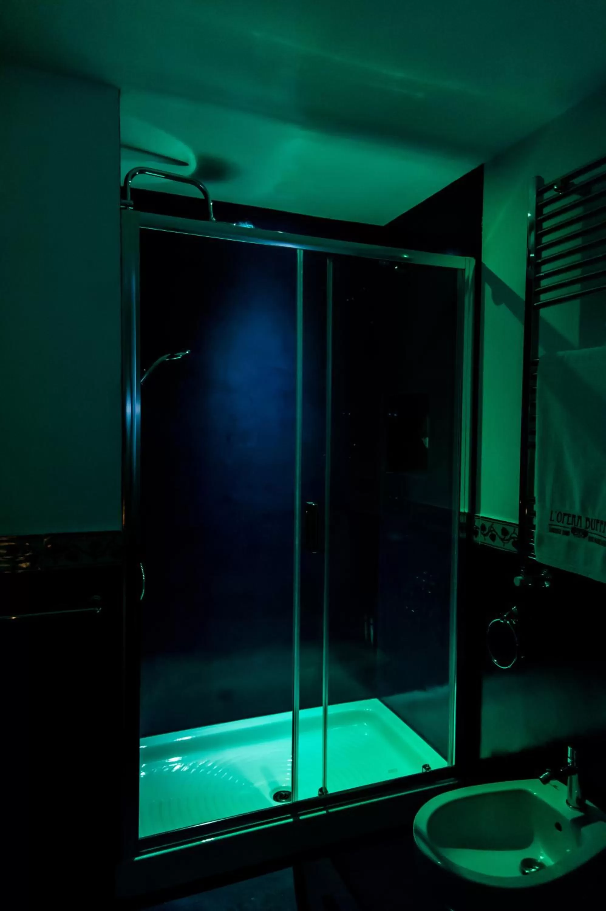 Shower in L'Opera Buffa