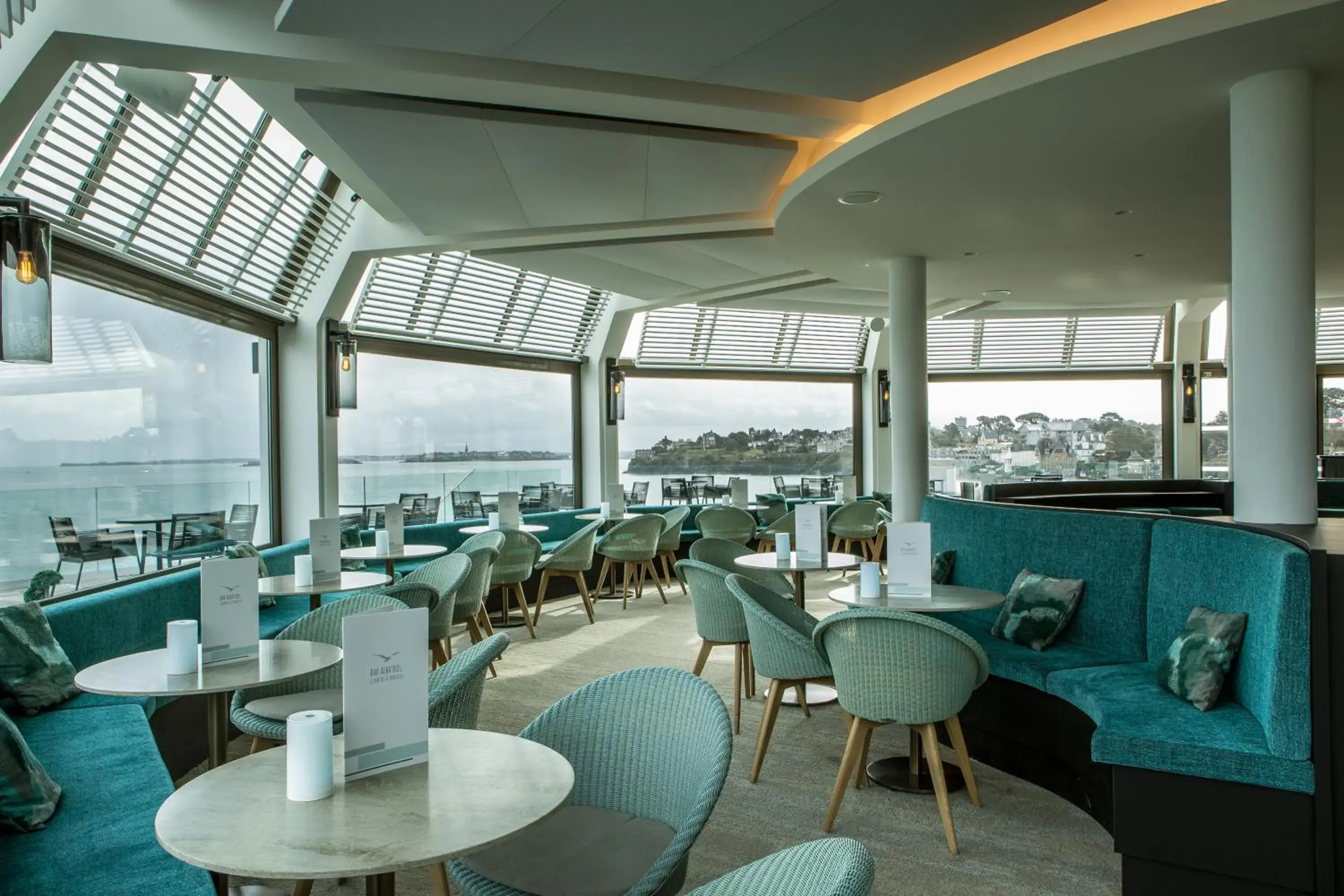 Lounge or bar, Restaurant/Places to Eat in Emeria Dinard Hotel Thalasso & Spa