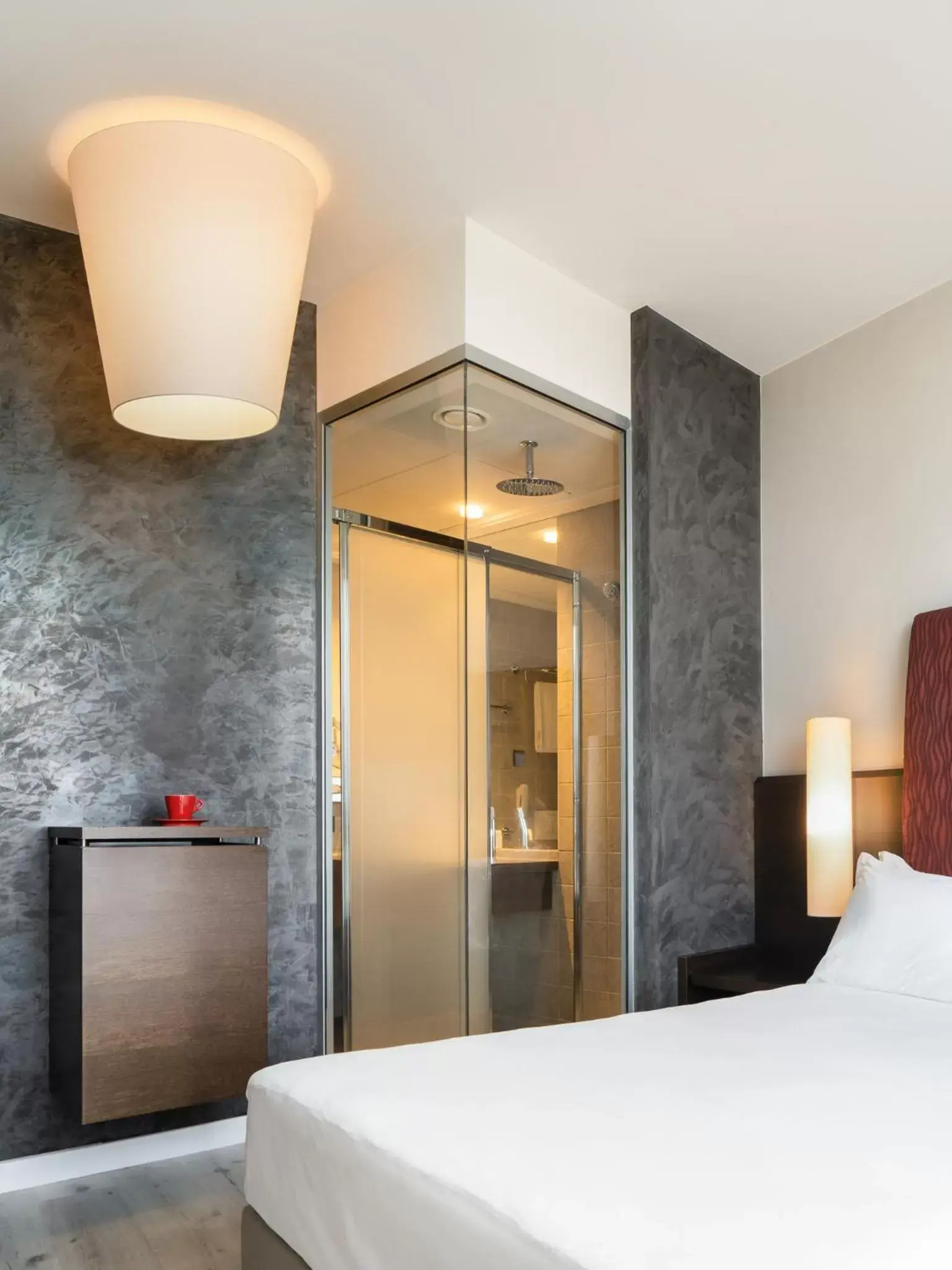 Shower, Bed in Hi Hotel Bari
