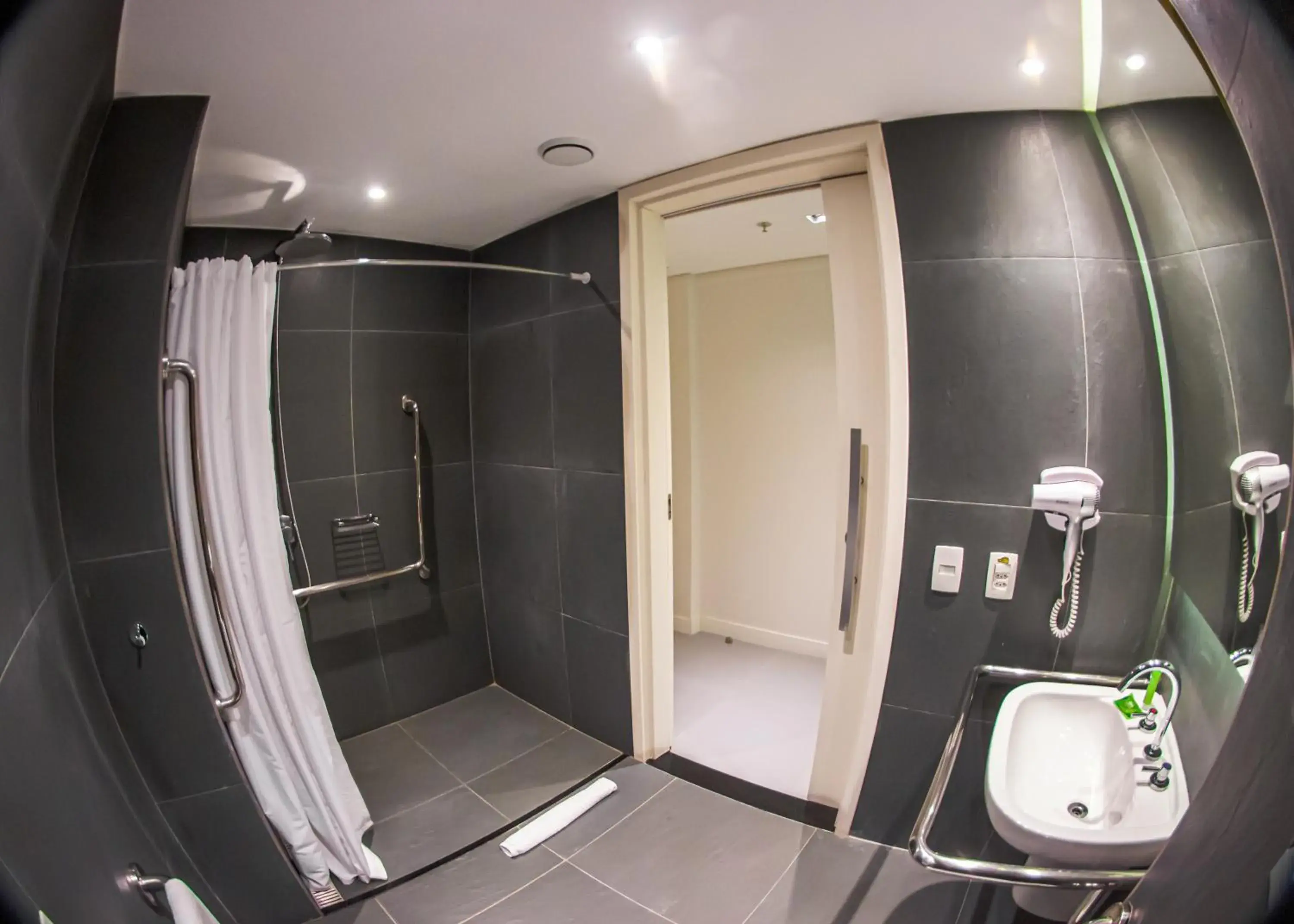 Bathroom in Ibis Styles RJ Botafogo