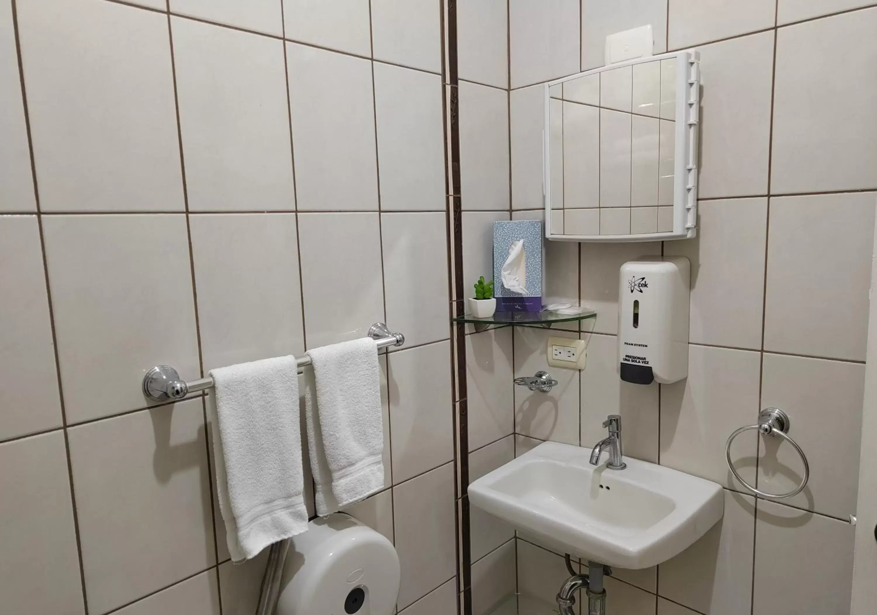 Shower, Bathroom in Hotel Bamboo Aeropuerto