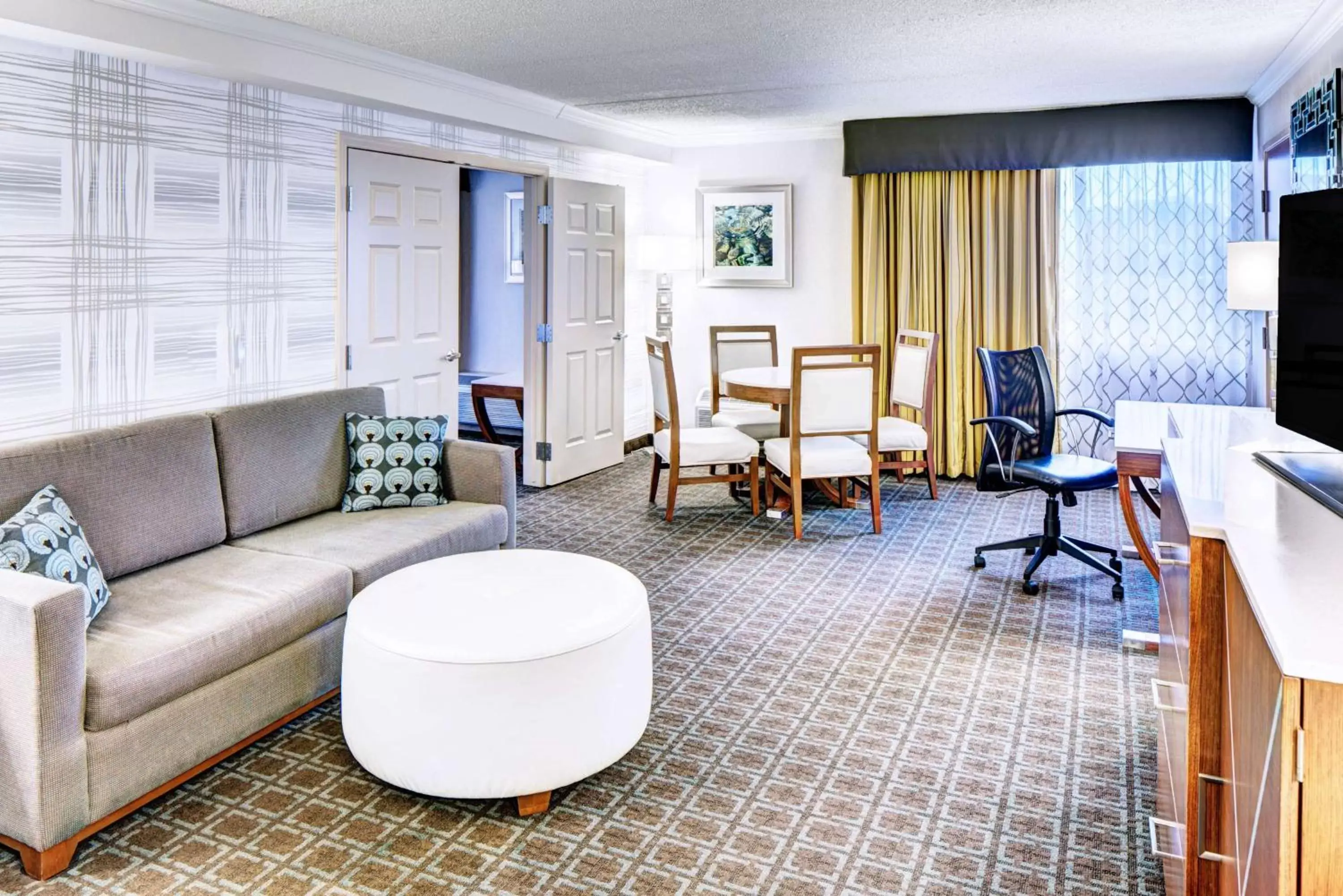 Bedroom, Seating Area in DoubleTree by Hilton Madison Downtown