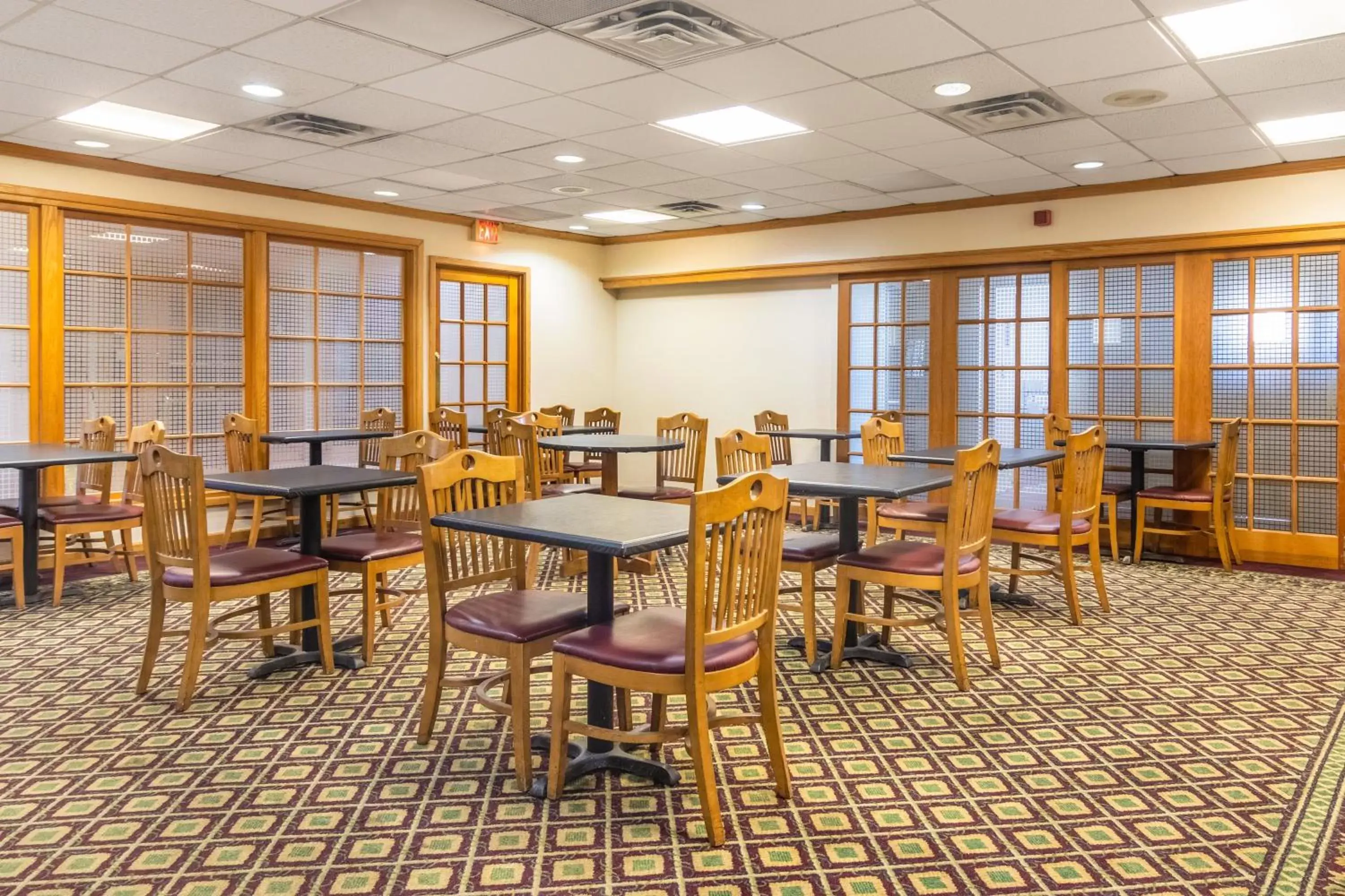 Breakfast, Restaurant/Places to Eat in Red Roof Inn Ashtabula - Austinburg