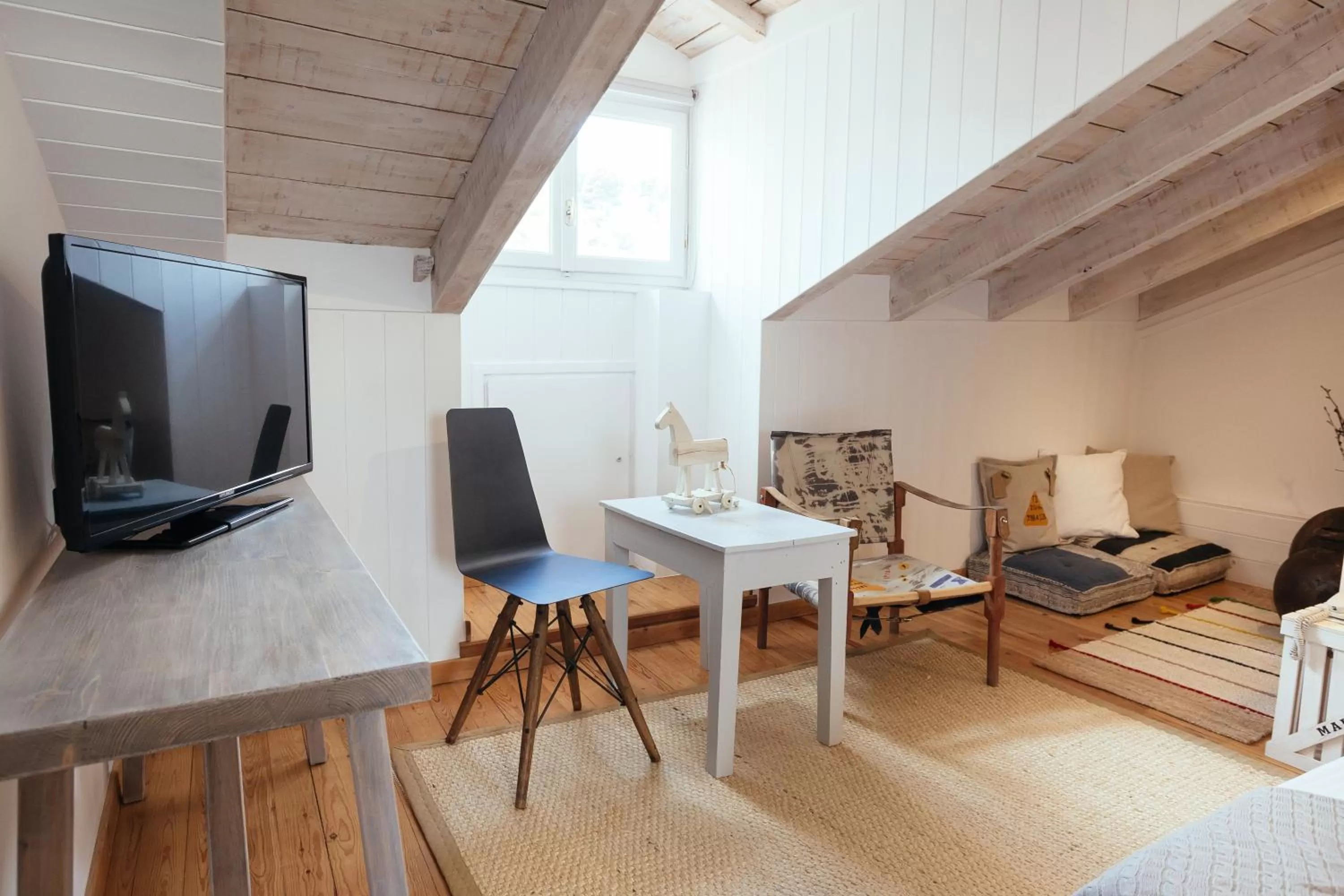 Photo of the whole room in Amymone and Adiandi