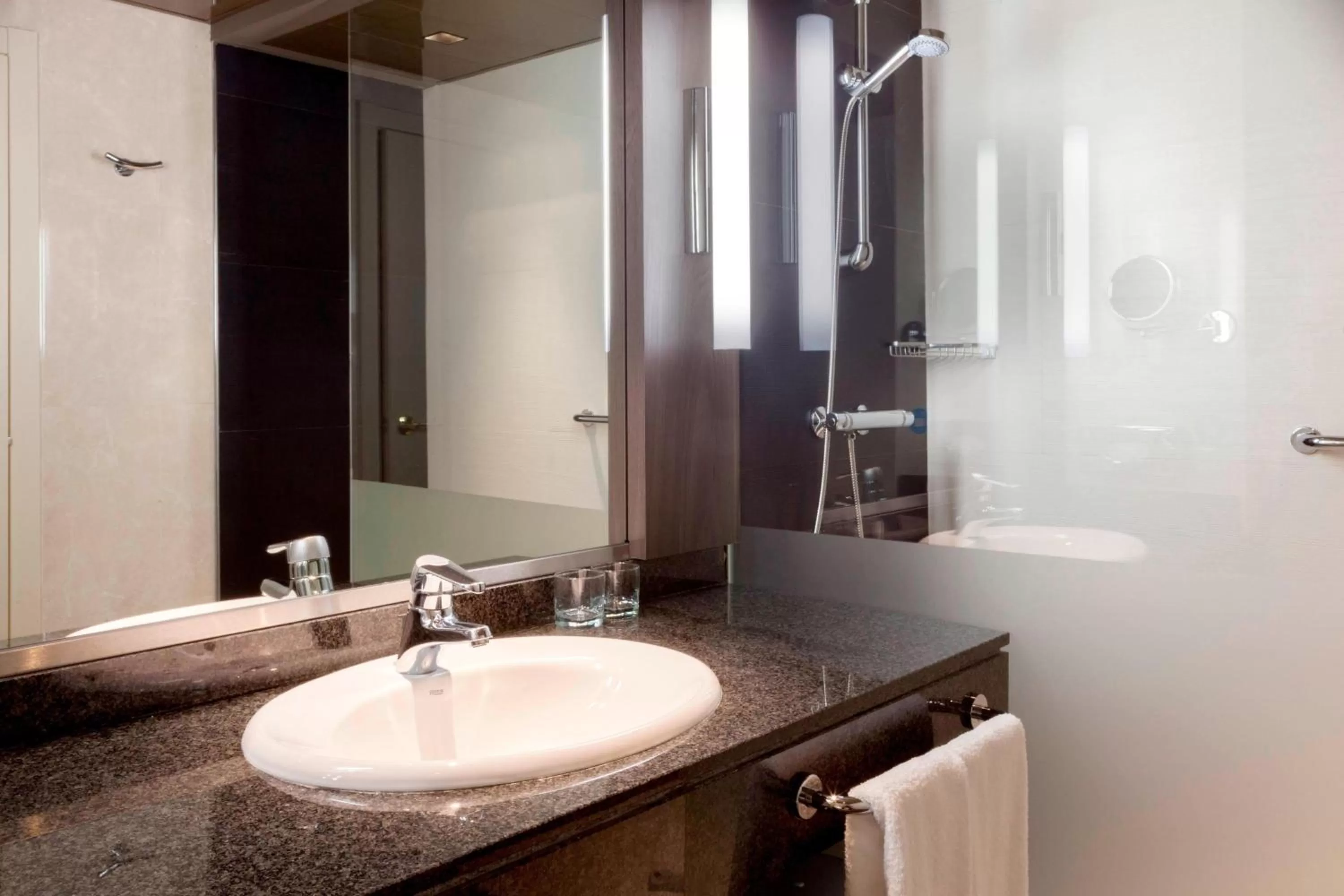 Bathroom in Madrid Marriott Auditorium Hotel & Conference Center