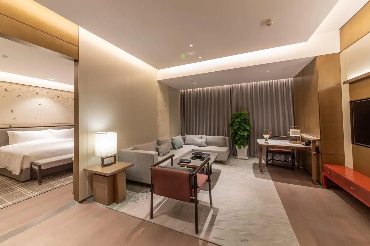 Living room, Bed in HUALUXE Xi'an Chanba by IHG-西安浐灞华邑酒店-Near Xi'an International Convention Exhibition Center and Shopping mall and The Romantic show of Xi'an-Free Luggage Storage-English Service Living room, Bed in HUALUXE Xi'an Chanba by IHG-西安浐灞华邑酒店-Near Xi'an International Convention Exhibition Center and Shopping mall and The Romantic show of Xi'an-Free Luggage Storage-English Service