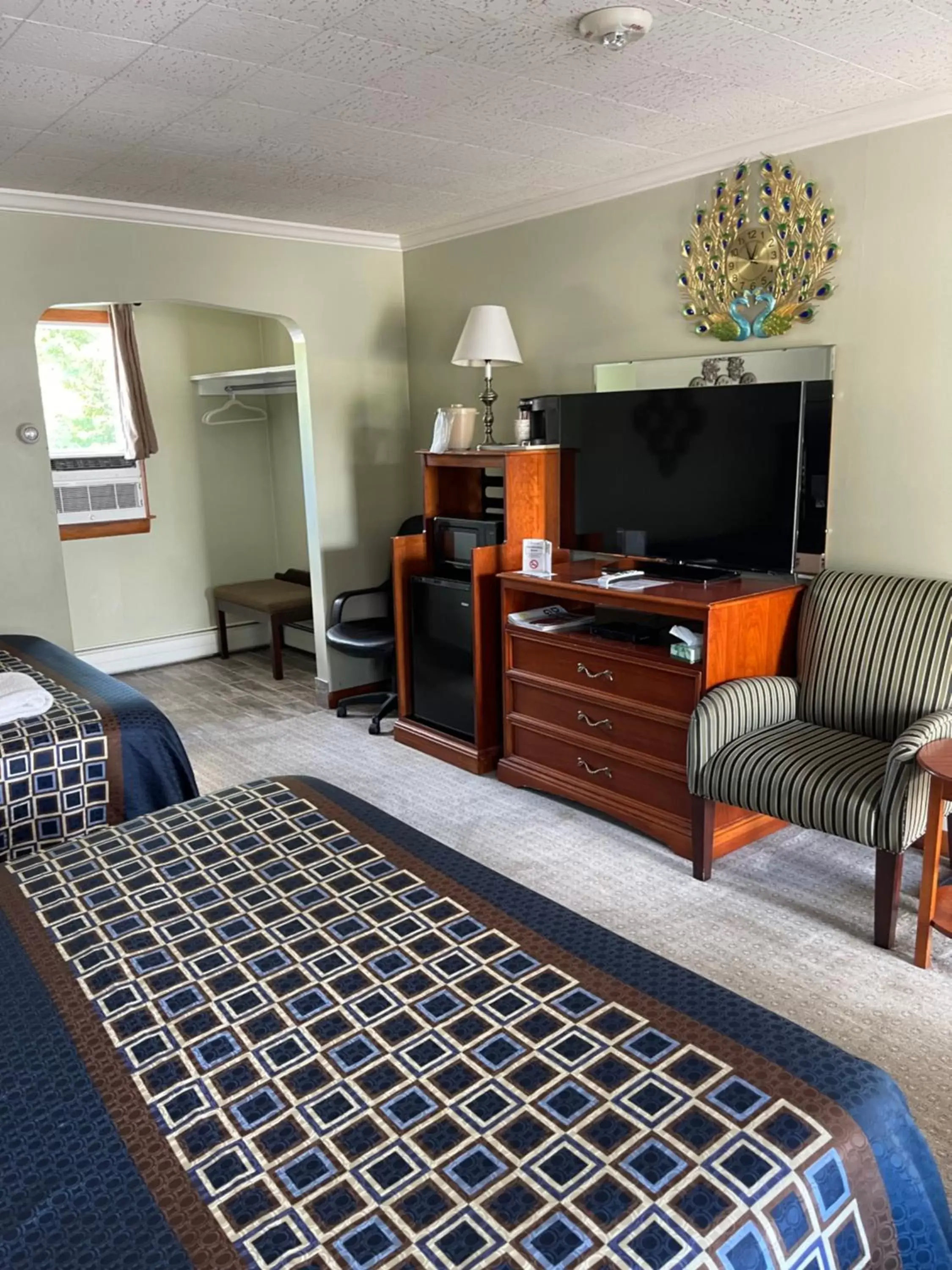 Communal lounge/ TV room, Bed in Colonial Motel Communal lounge/ TV room, Bed in Colonial Motel