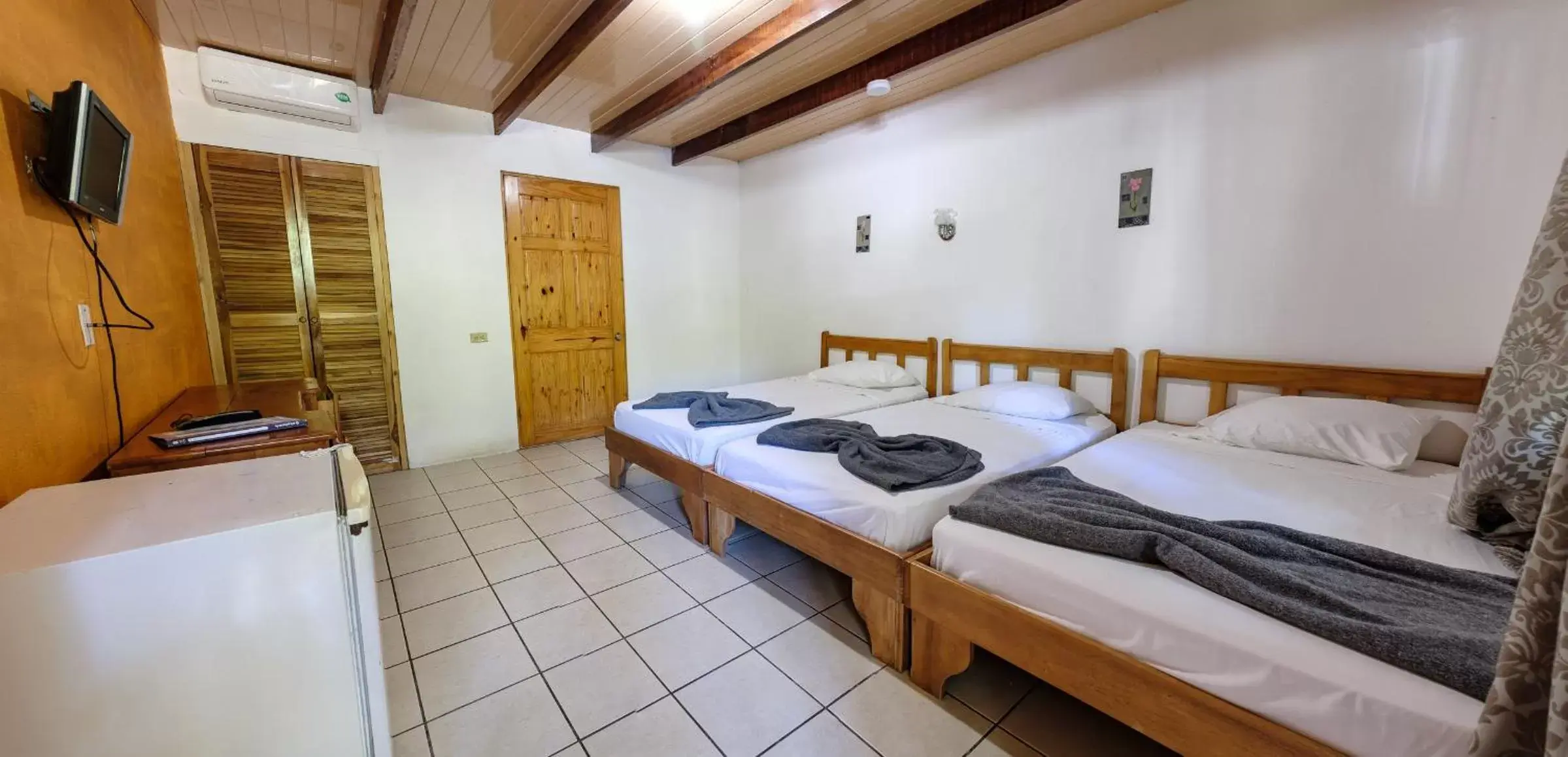Photo of the whole room, Bed in Mapi's Cabins