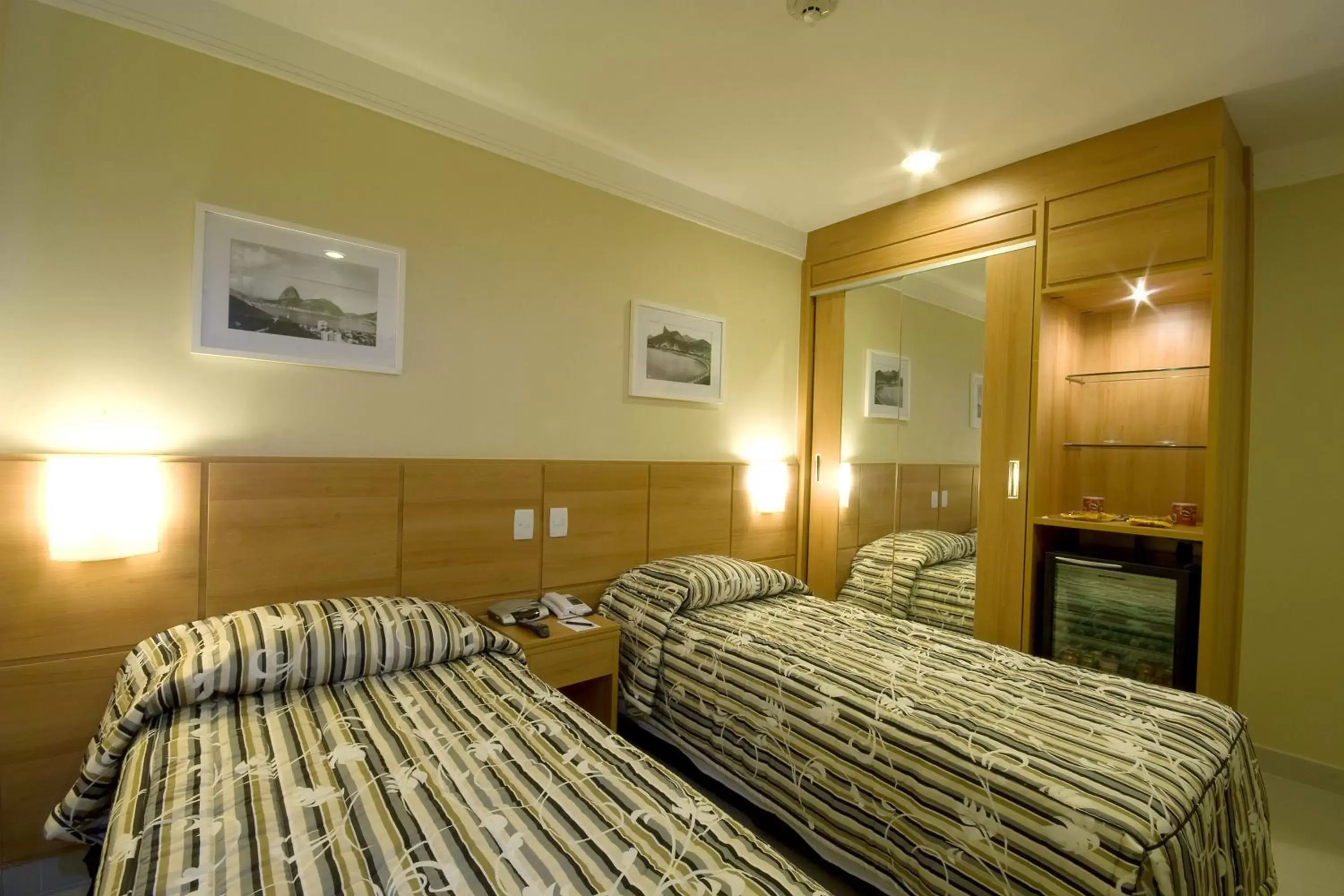 Photo of the whole room, Bed in Hotel Atlântico Business Centro