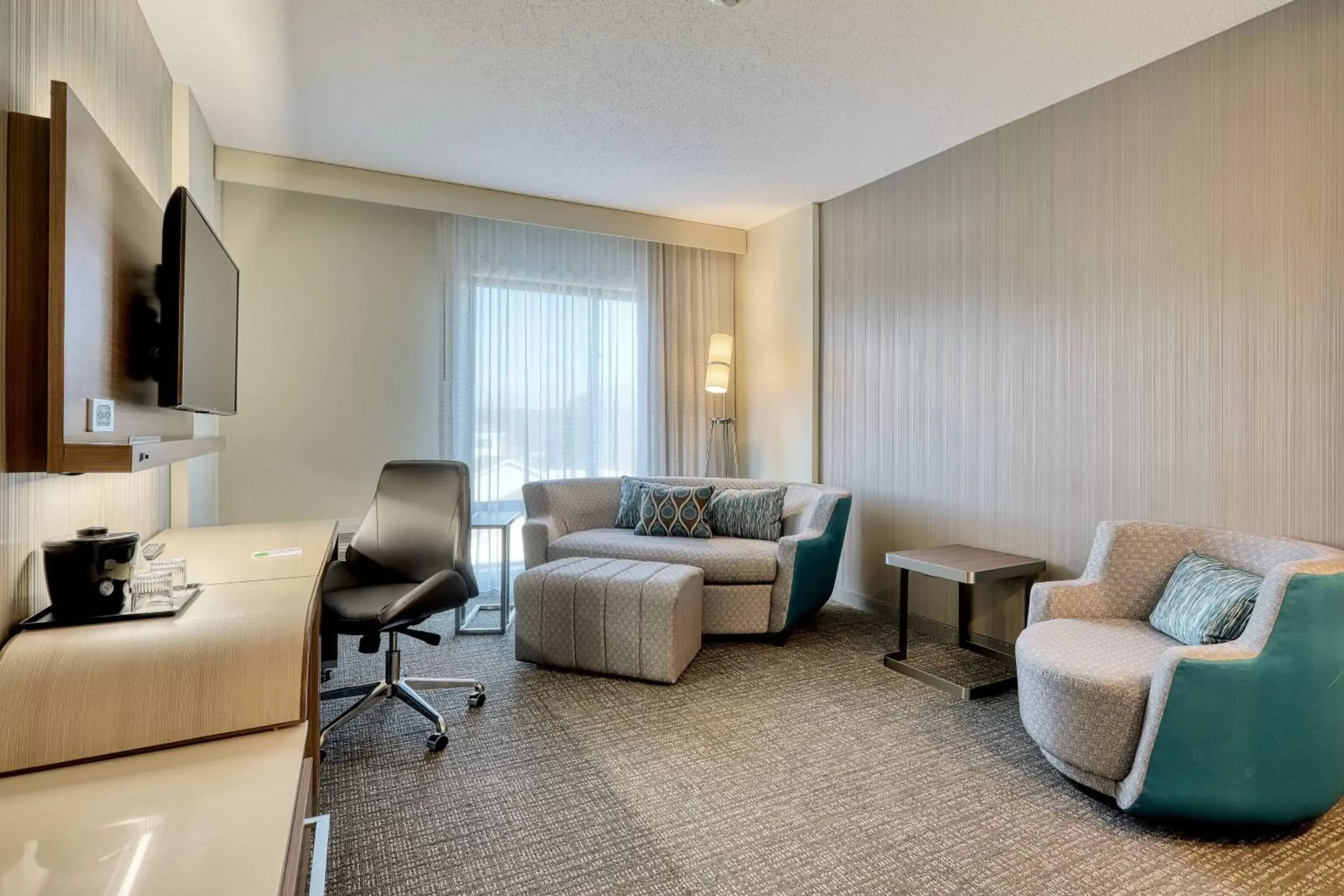 Photo of the whole room, Seating Area in Courtyard by Marriott Southington