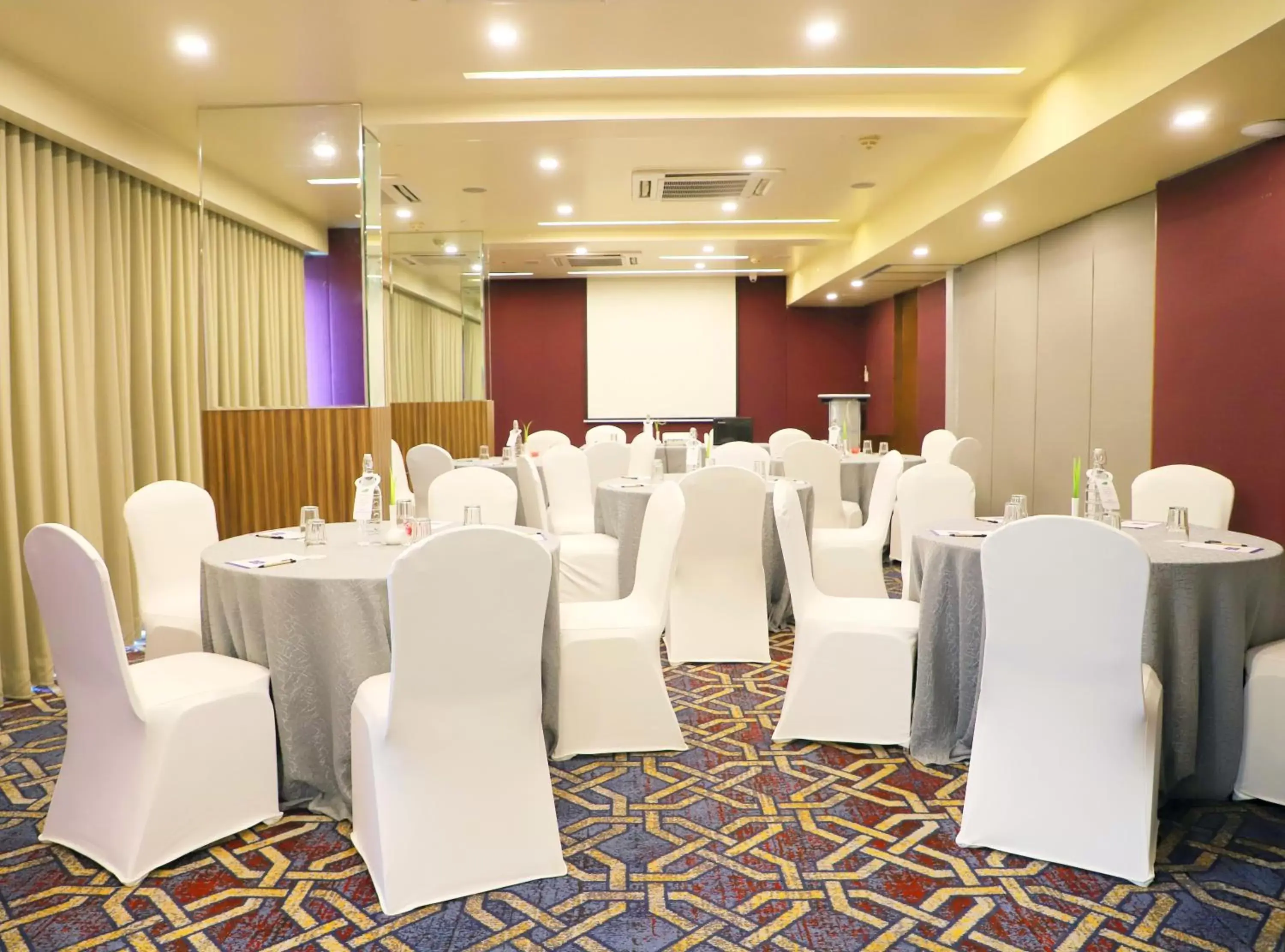 Banquet/Function facilities in Marasa Sarovar Portico -Rajkot