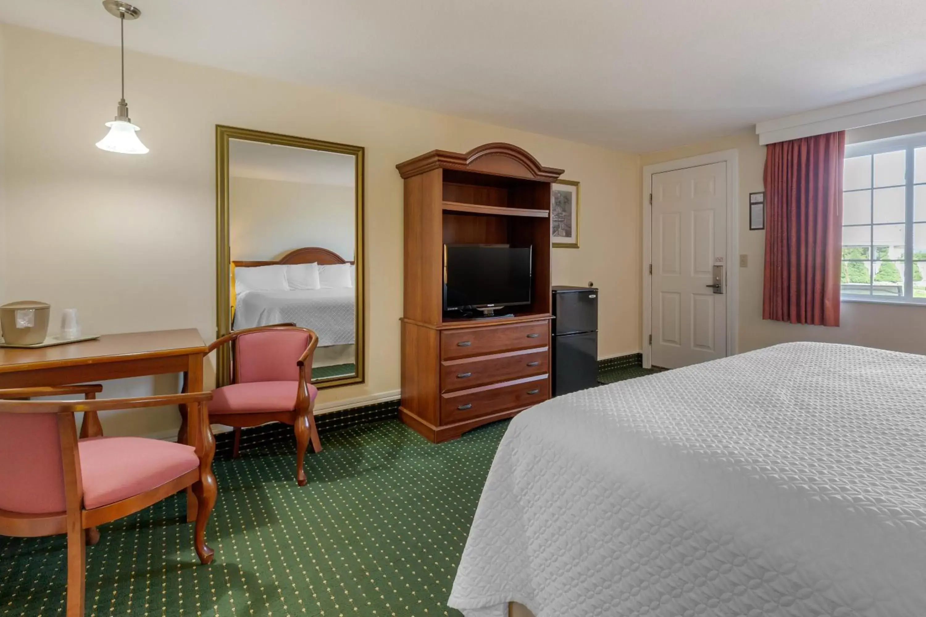 TV and multimedia, Bed in Ogunquit Hotel and Suites