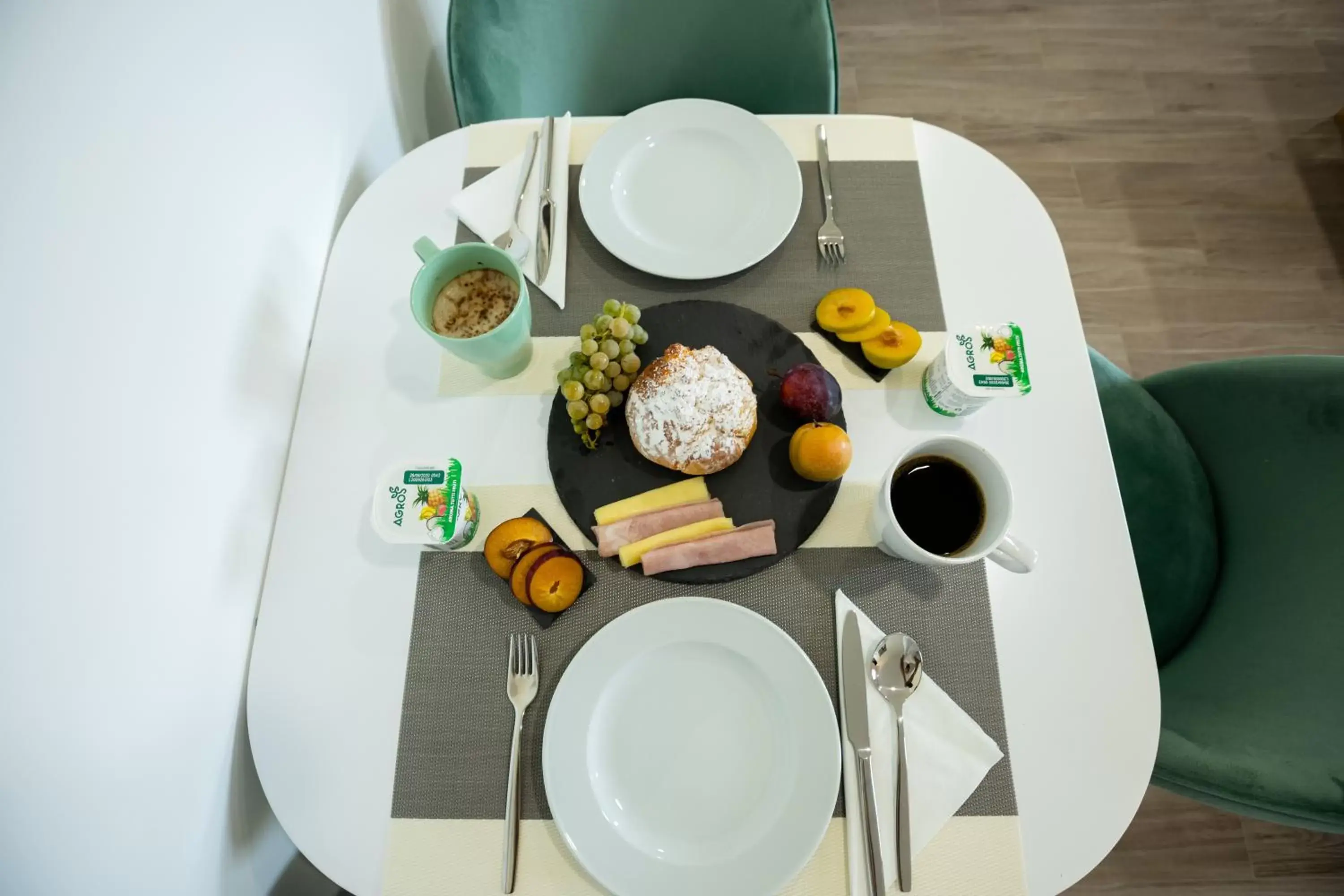 Food and drinks, Dining Area in Porto D'Abrigo - Alojamento Local