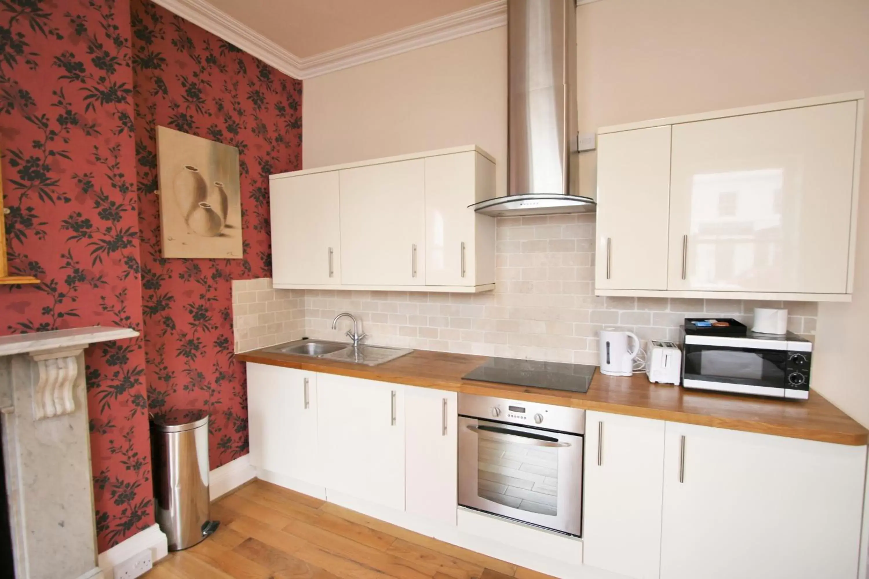 Kitchen/Kitchenette in Central Studios Gloucester Place by Roomsbooked