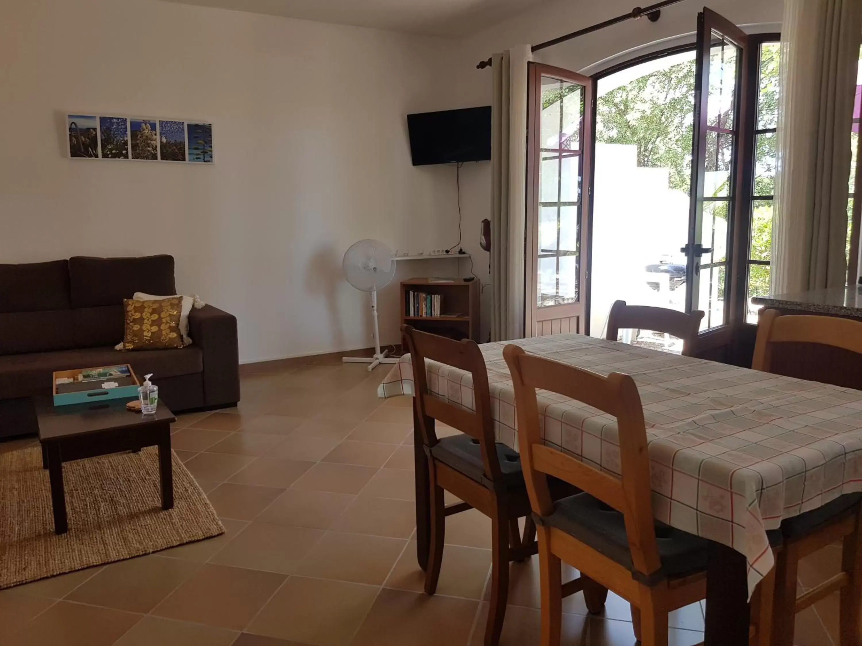 Dining Area in Monte-Bougainvillea