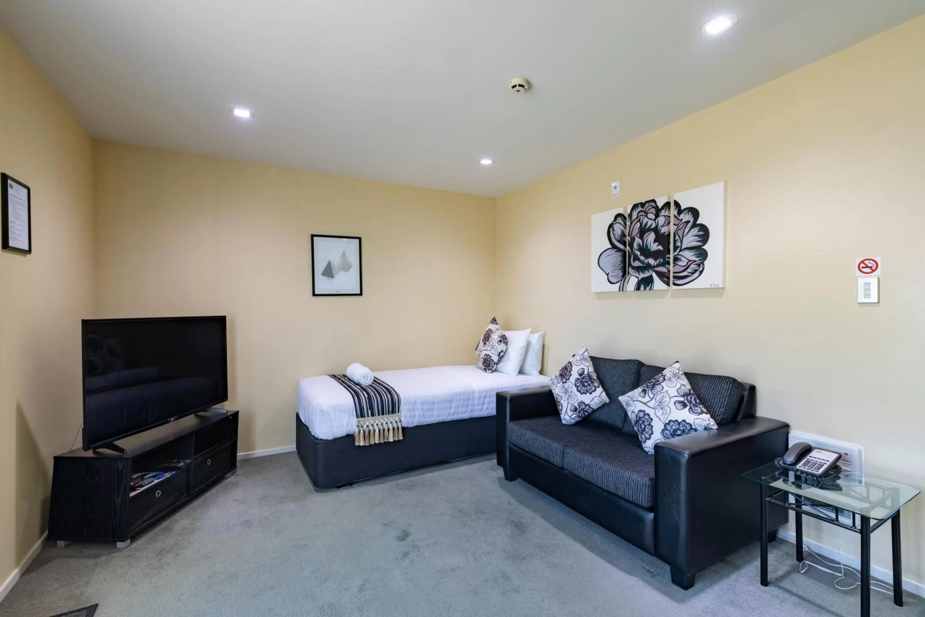 TV and multimedia, Bed in Abbella Lodge Motel