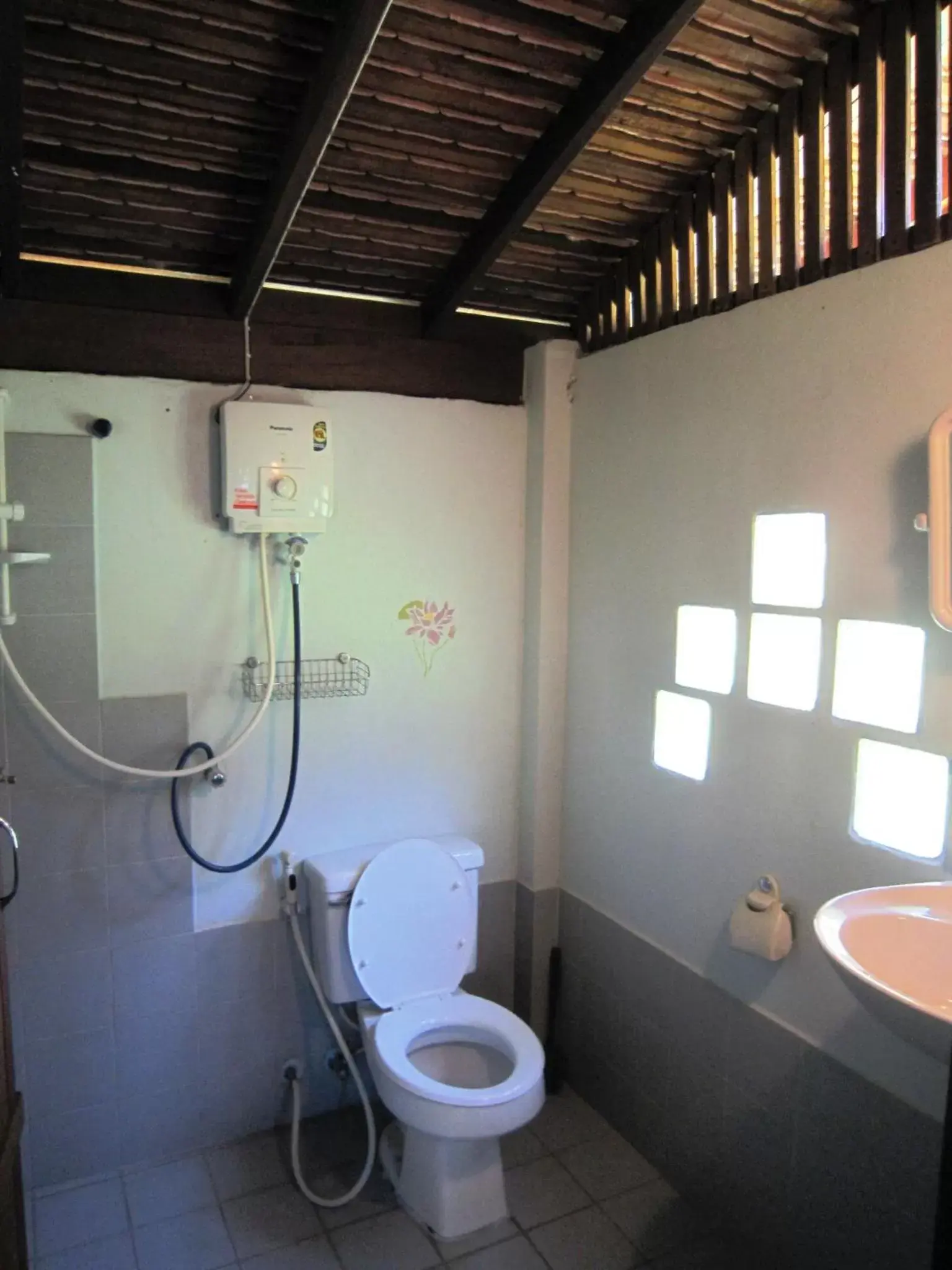 Bathroom in Phanom Bencha Mountain Resort