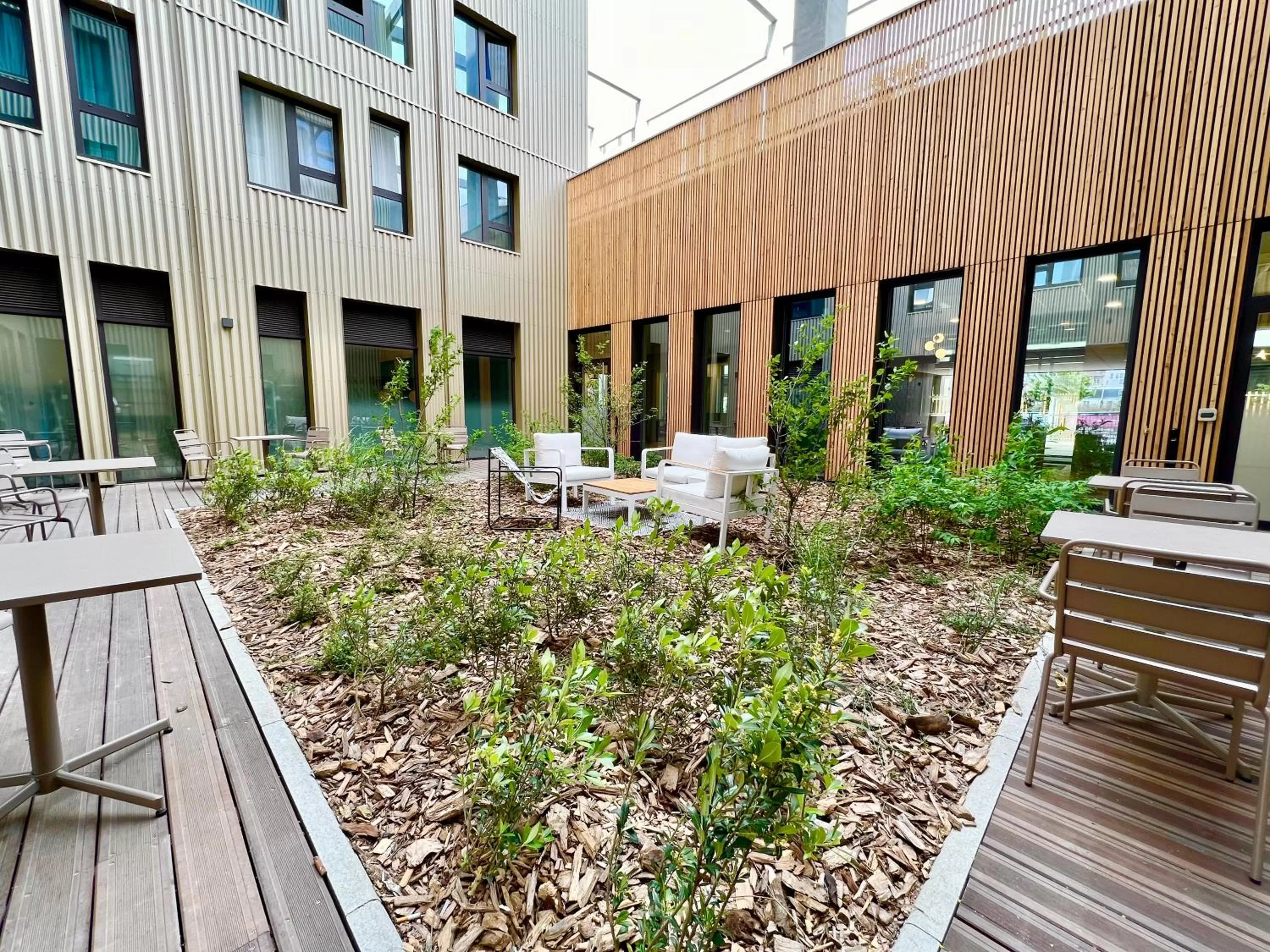 Patio in The Originals Résidence Le Monde Paris Ivry Confluence