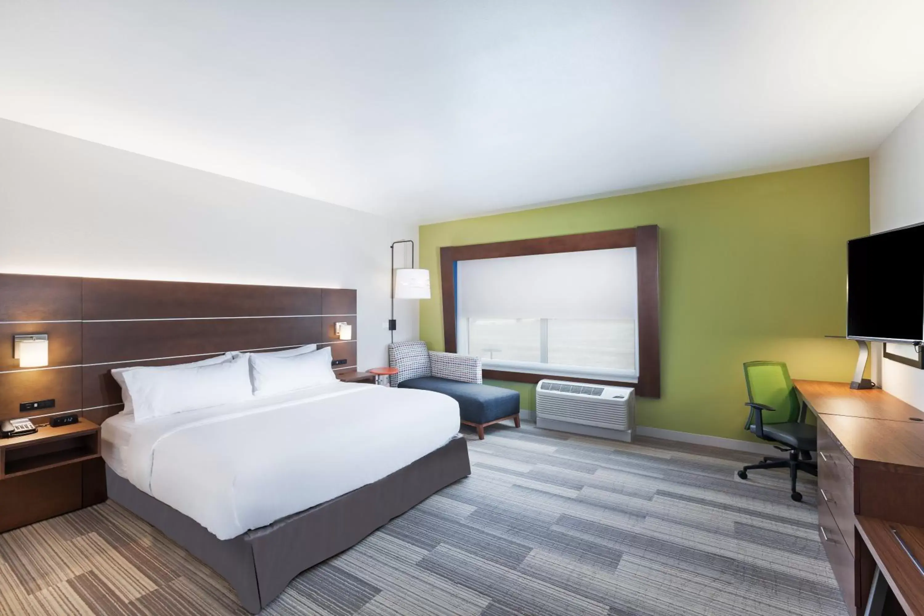 Photo of the whole room, Bed in Holiday Inn Express and Suites Chanute, an IHG Hotel