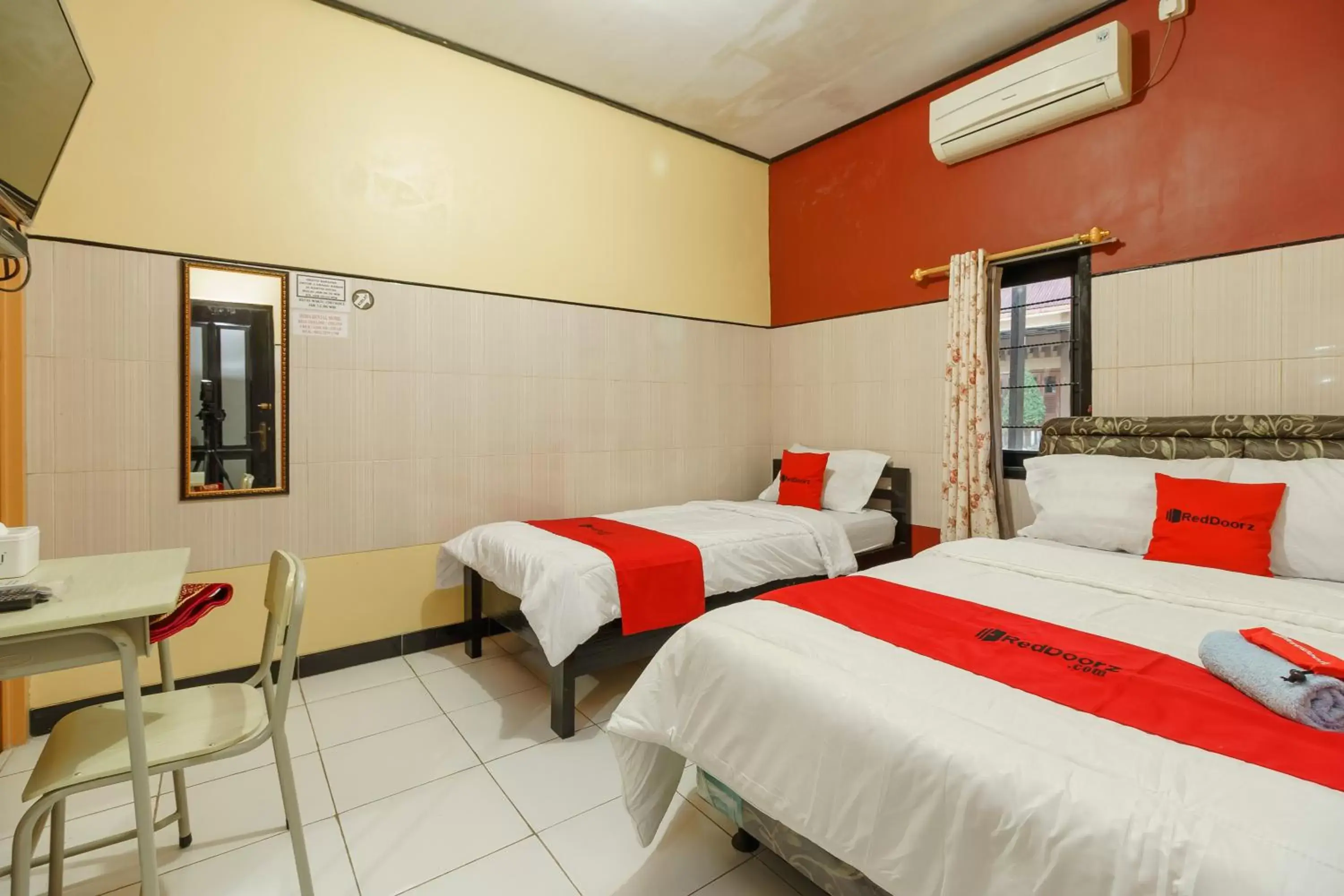 Bedroom, Bed in RedDoorz Syariah near Ciledug Station