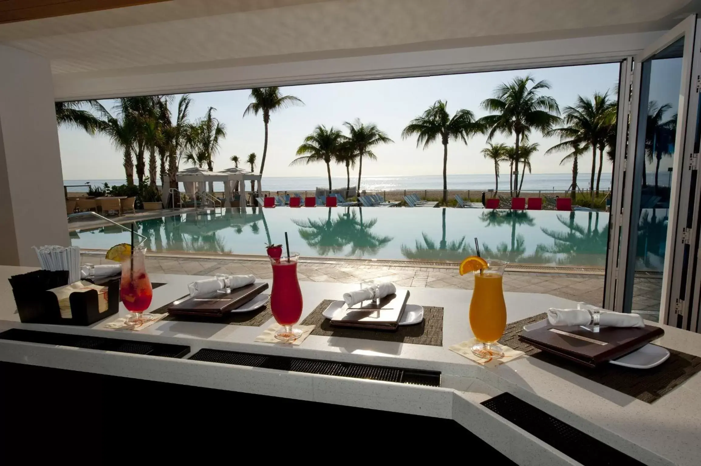 Lounge or bar, Restaurant/Places to Eat in B Ocean Resort