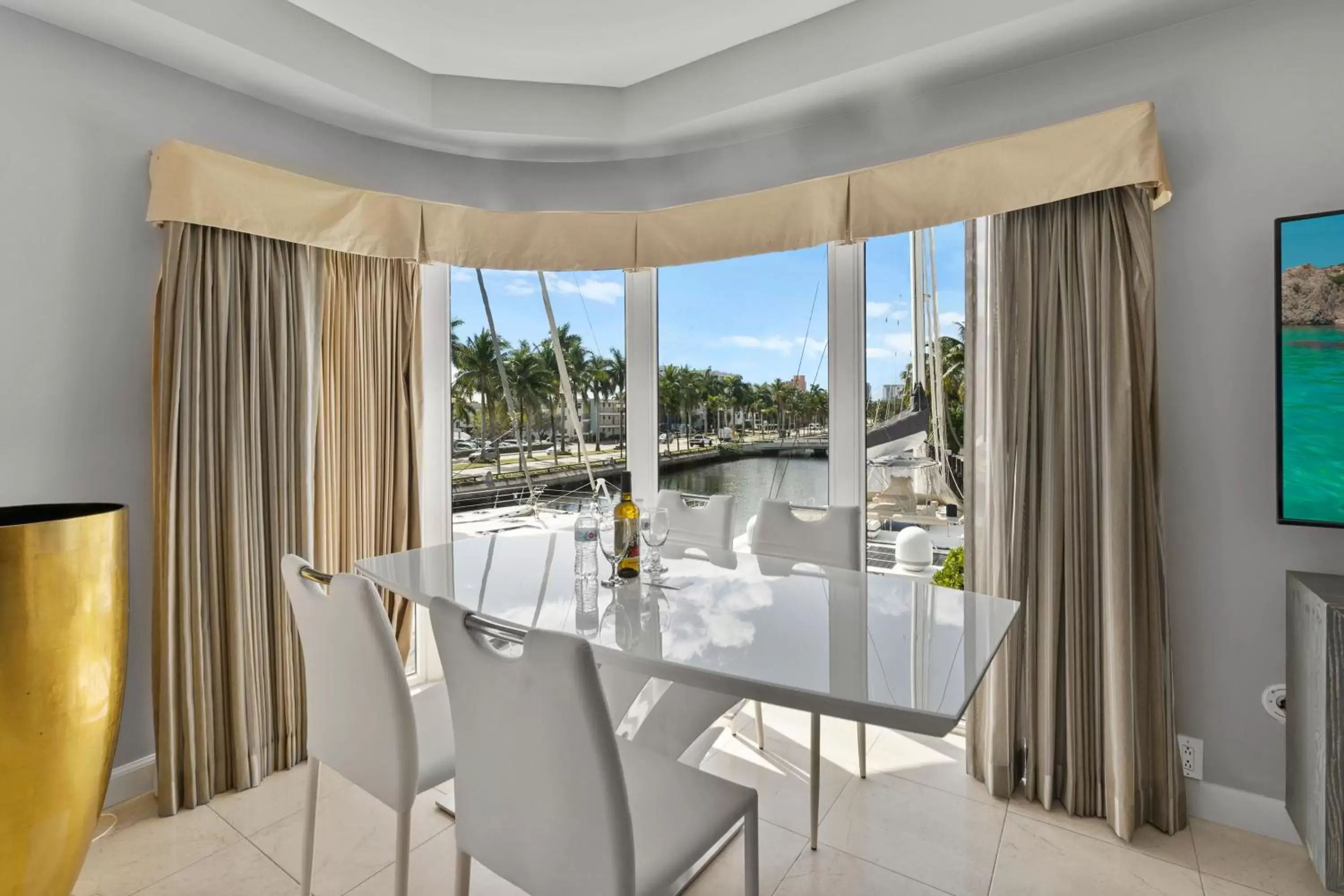 Dining area in Isle of Venice Residence and Marina