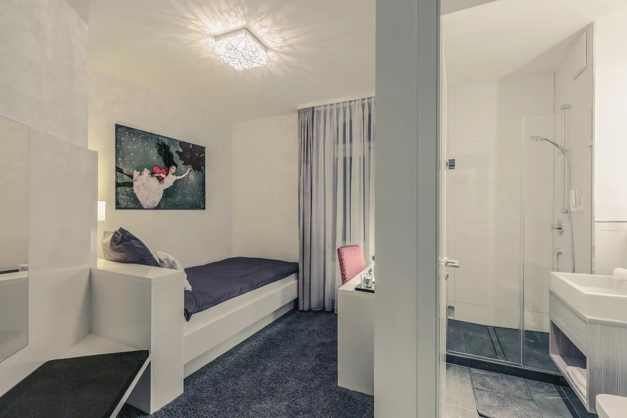 Photo of the whole room, Bed in Bahnlounge 1907