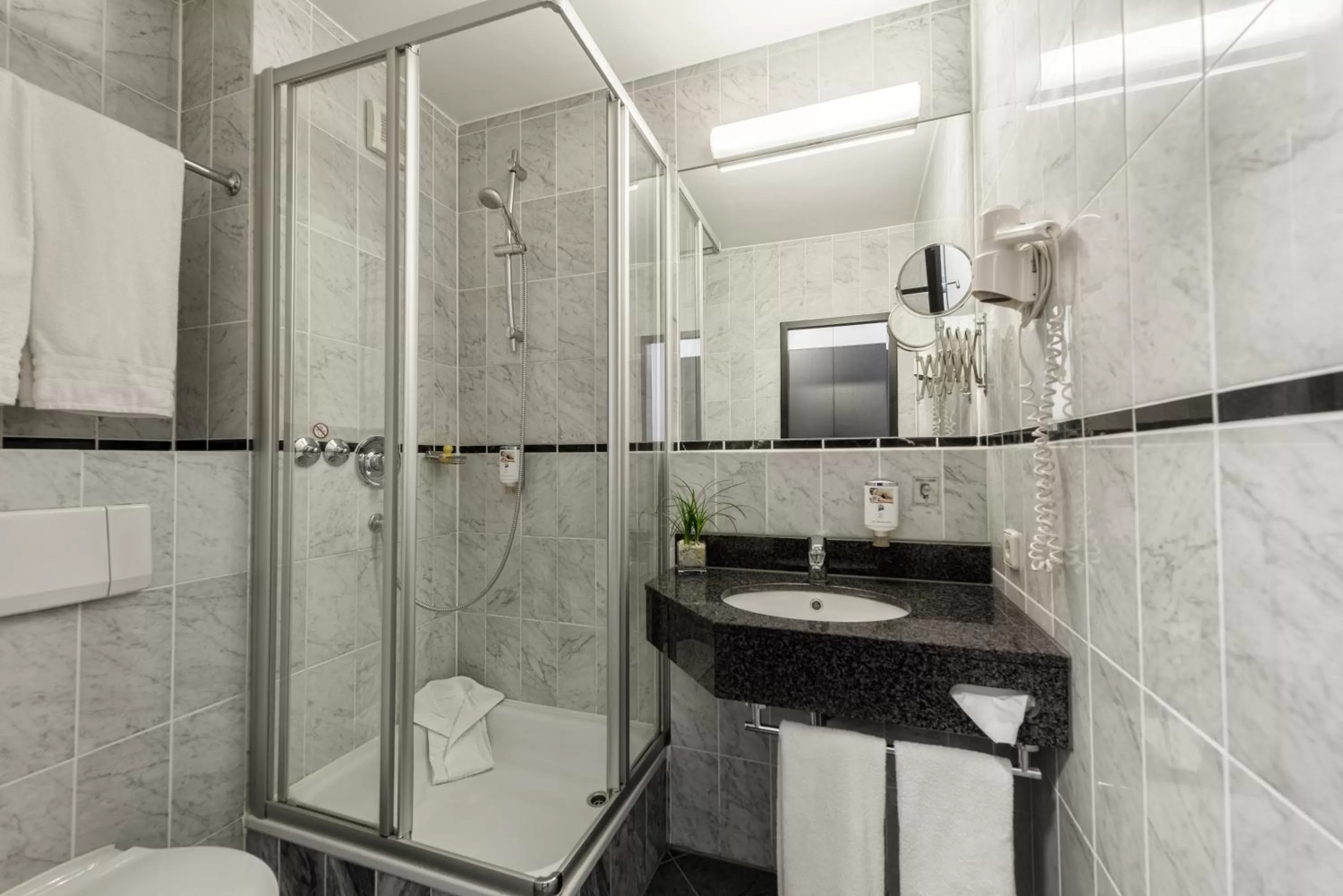 Shower in Best Western Plus Hotel Stadtquartier Haan