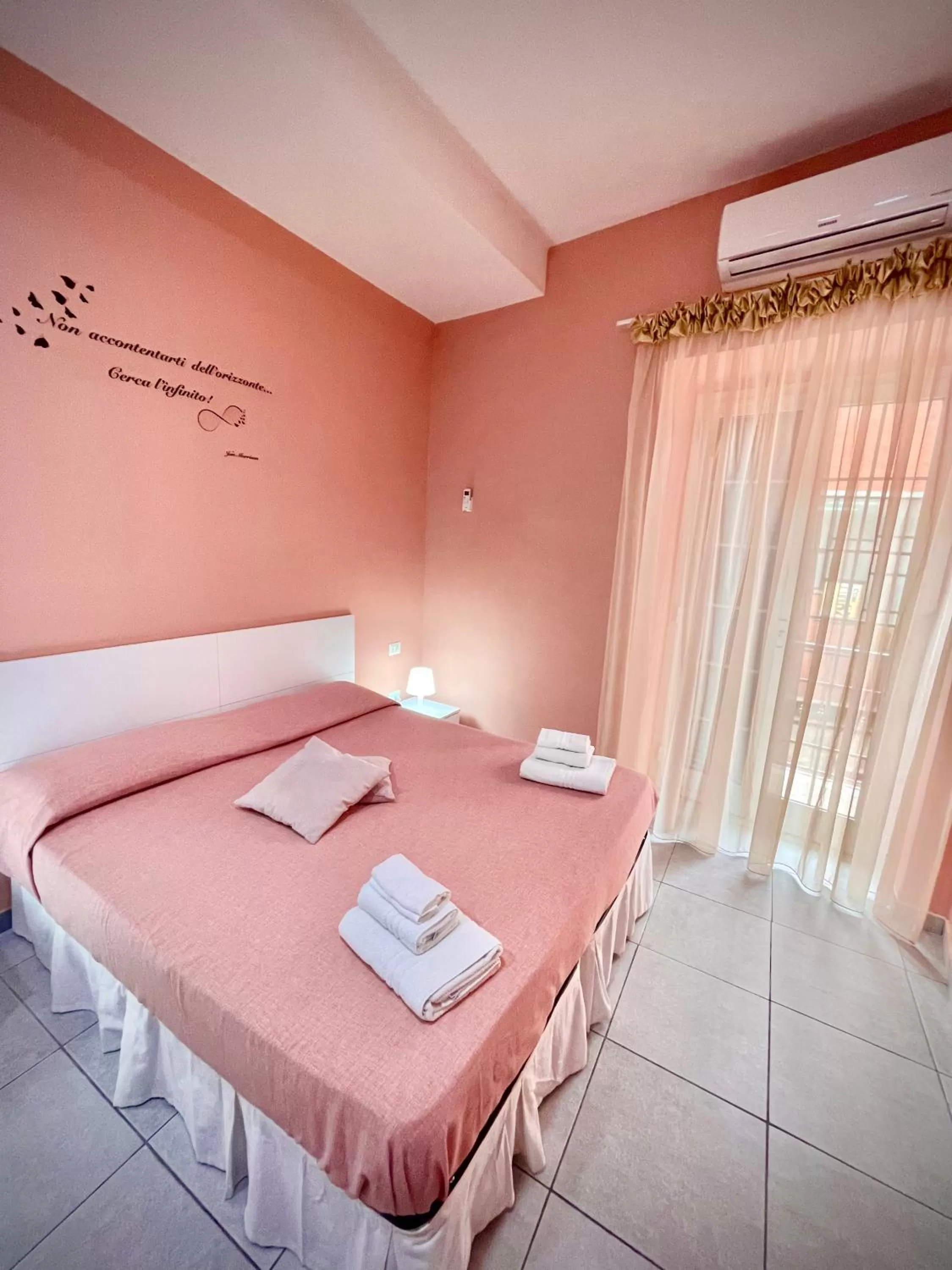 Double Room with Private Bathroom in Rianna House