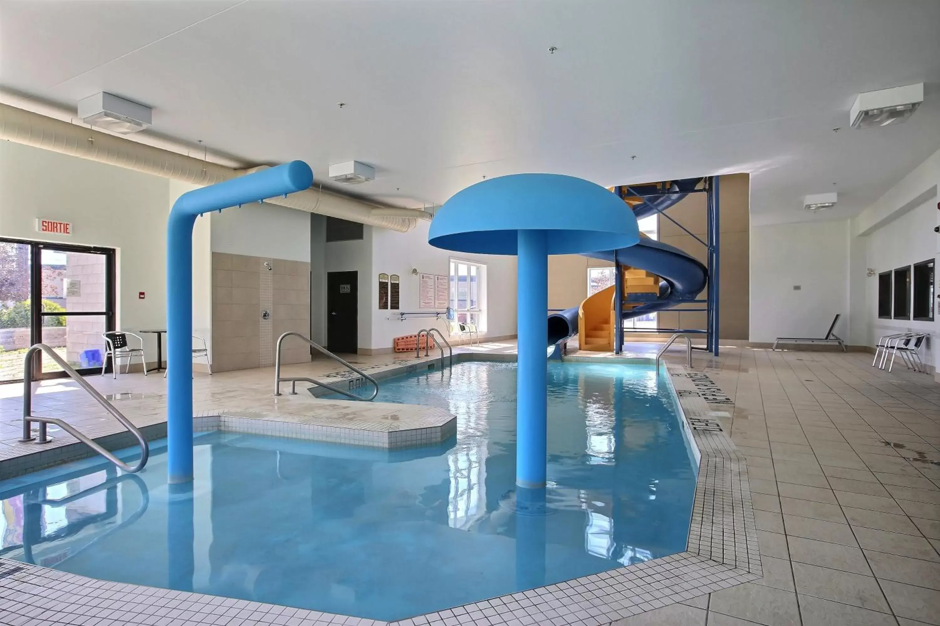 Swimming Pool in Super 8 by Wyndham Lachenaie/Terrebonne