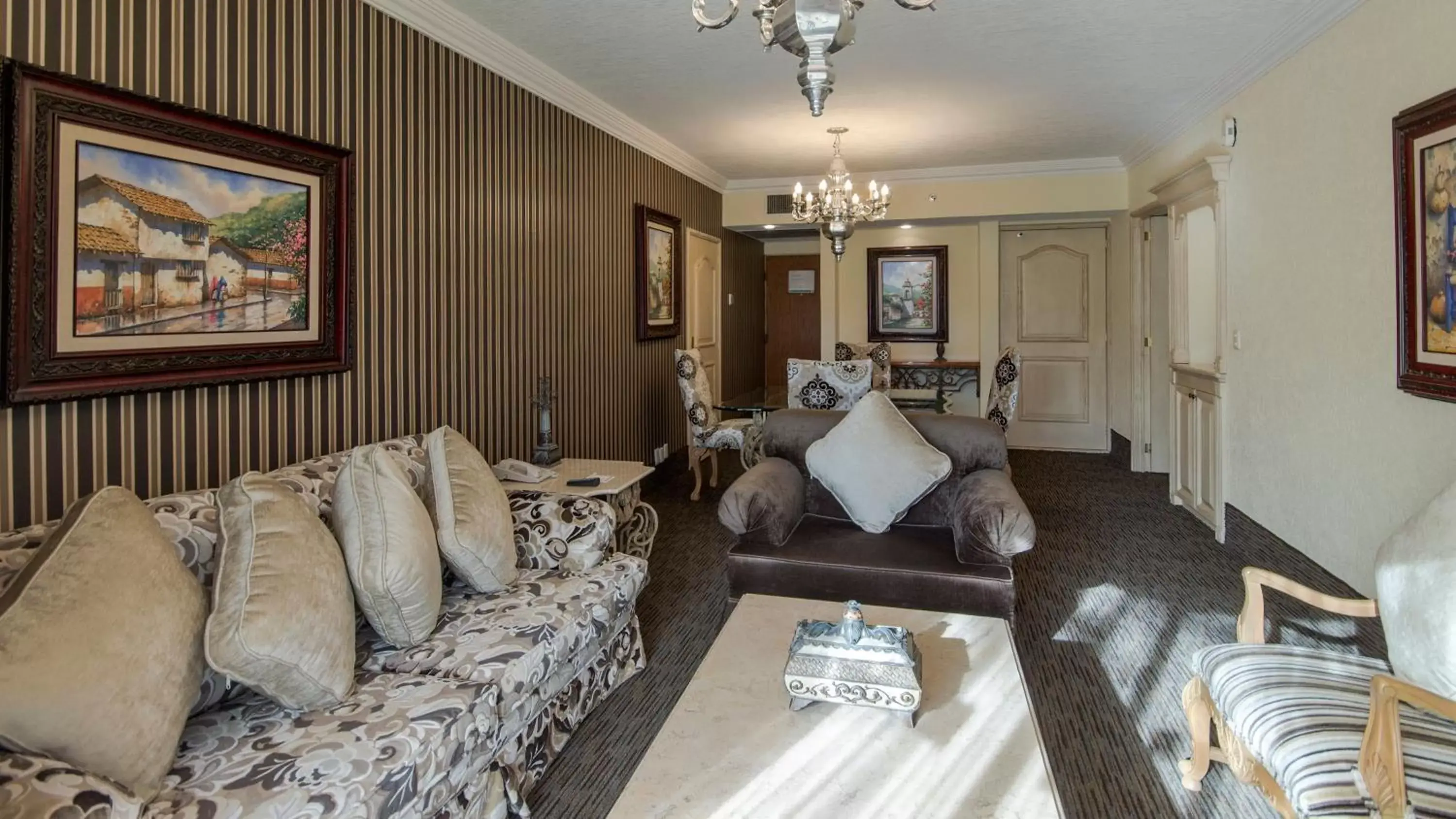 Photo of the whole room, Seating Area in Holiday Inn Queretaro Centro Historico, an IHG Hotel