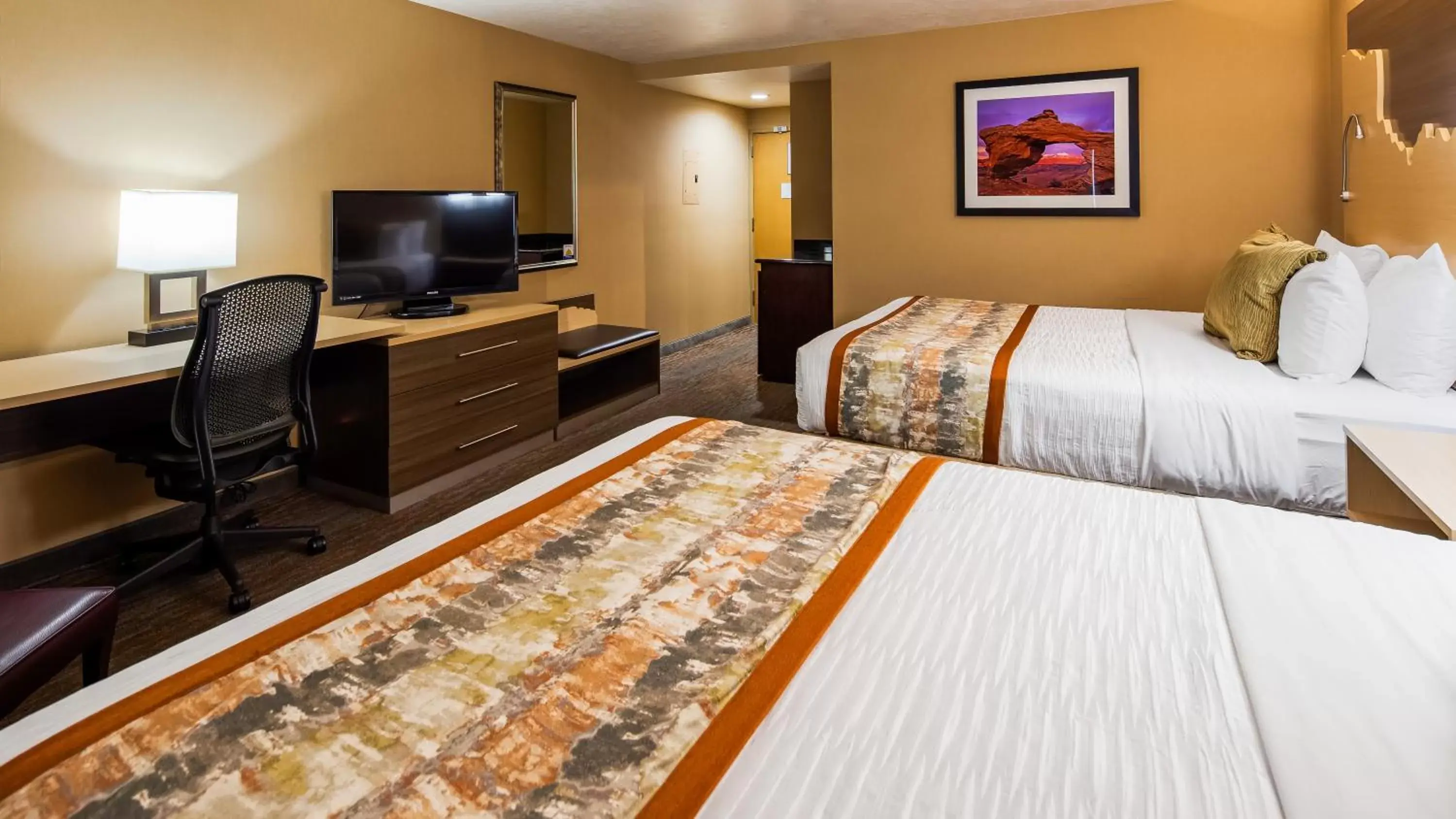 Bedroom, TV/Entertainment Center in Best Western Plus Canyonlands Inn