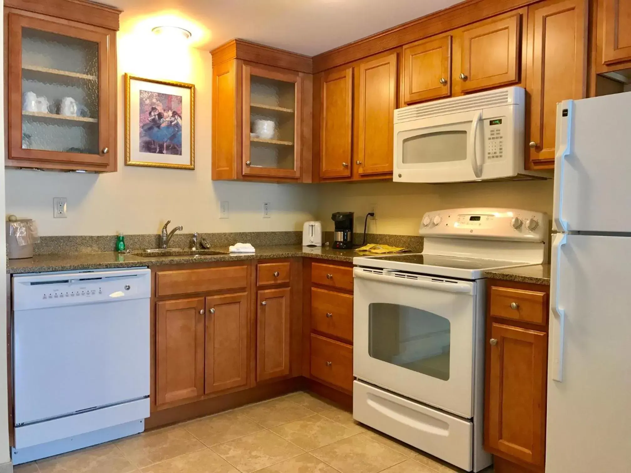 Kitchen or kitchenette, Kitchen/Kitchenette in White River Inn & Suites