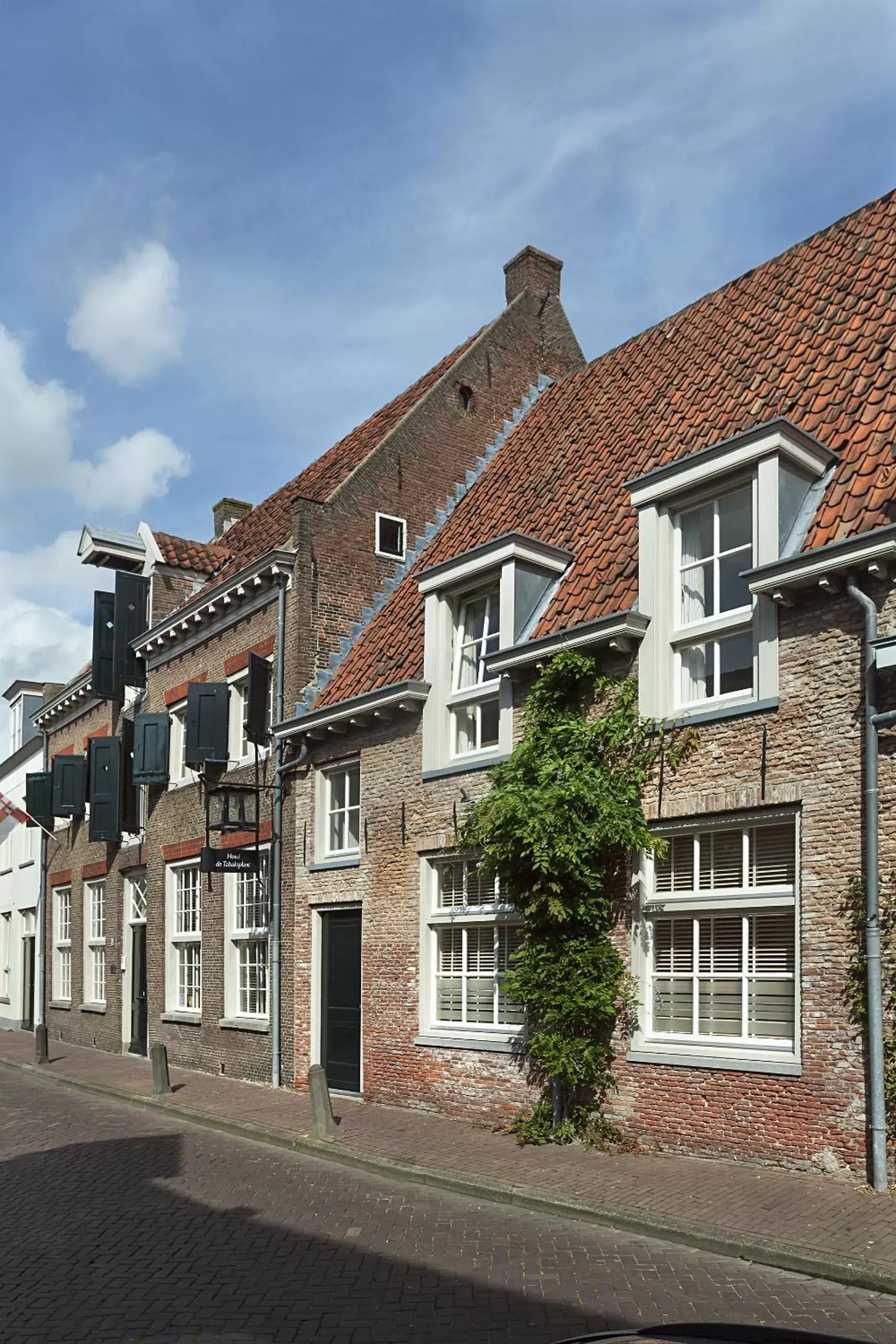 Facade/entrance, Property Building in Hotel de Tabaksplant