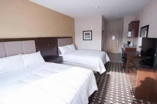 Bedroom, Bed in Western Star Inn & Suites Esterhazy