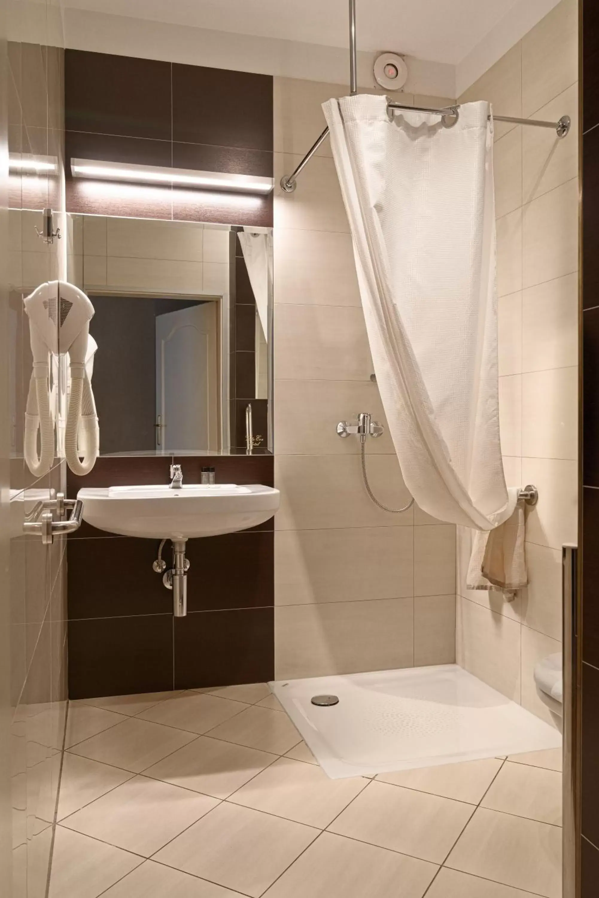 Facility for disabled guests, Bathroom in Hotel Villa Eva