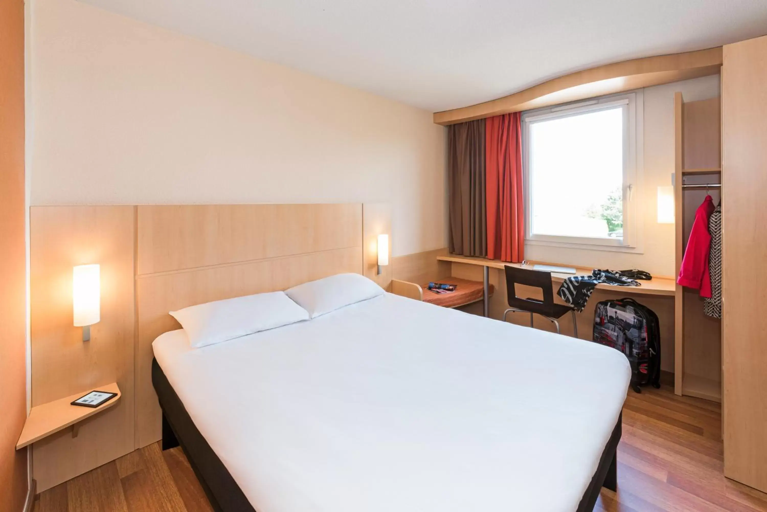 Photo of the whole room, Bed in ibis Karlsruhe Hauptbahnhof