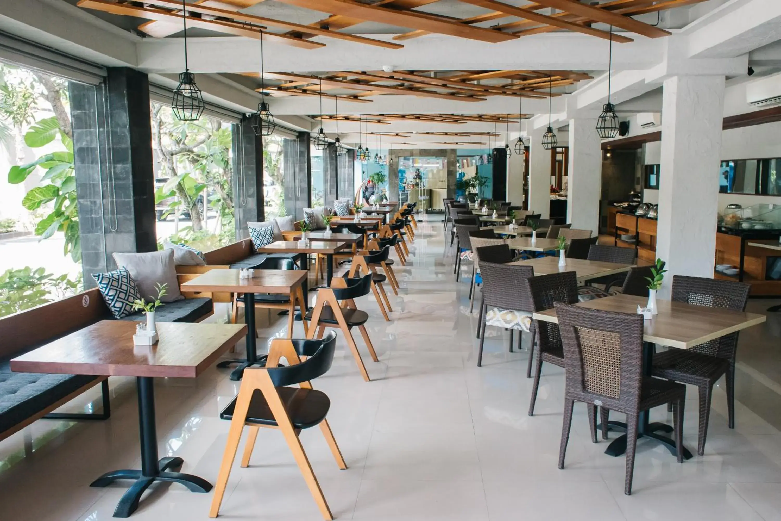Restaurant/Places to Eat in Bloo Bali Hotel