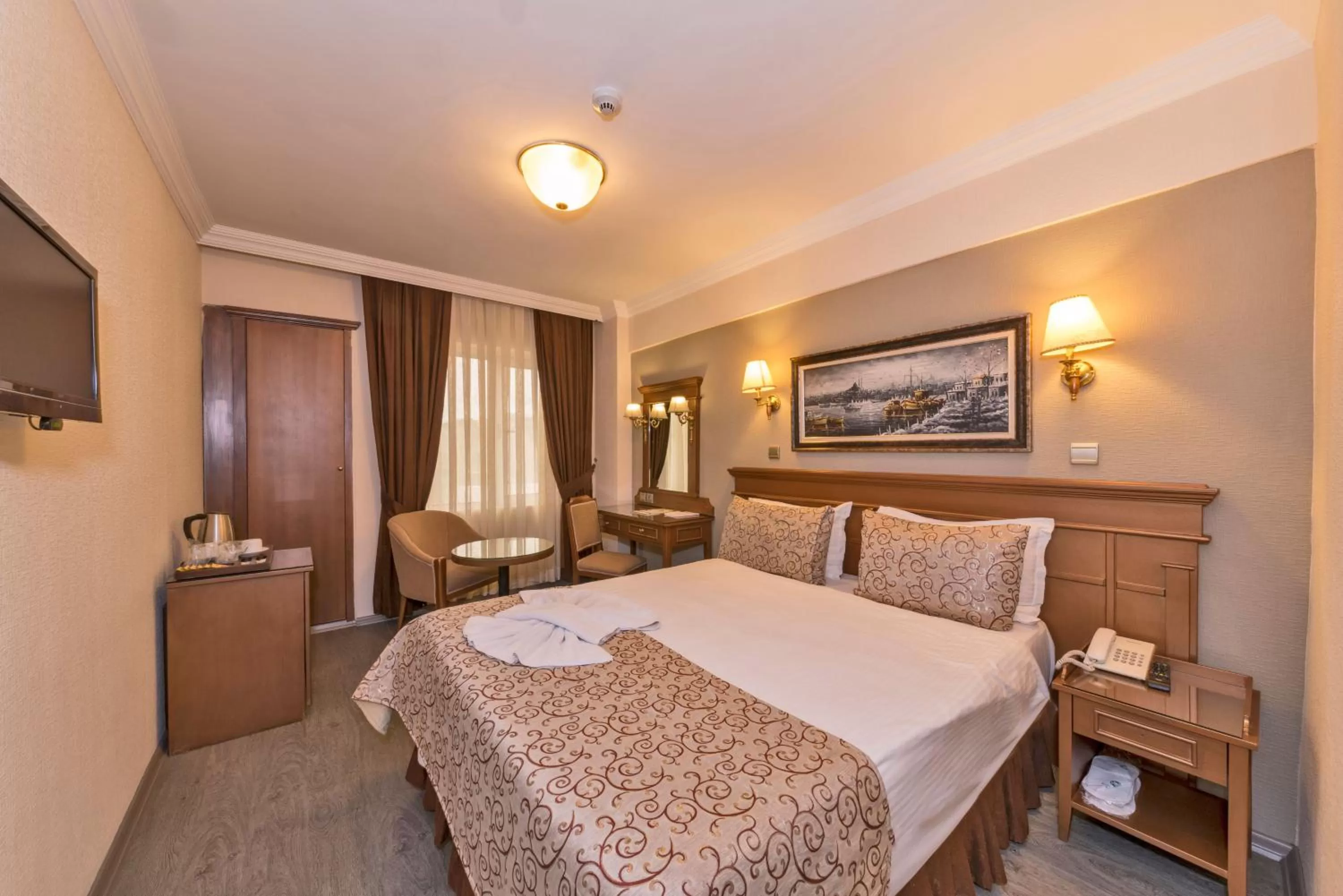 Photo of the whole room, Bed in Laleli Gonen Hotel