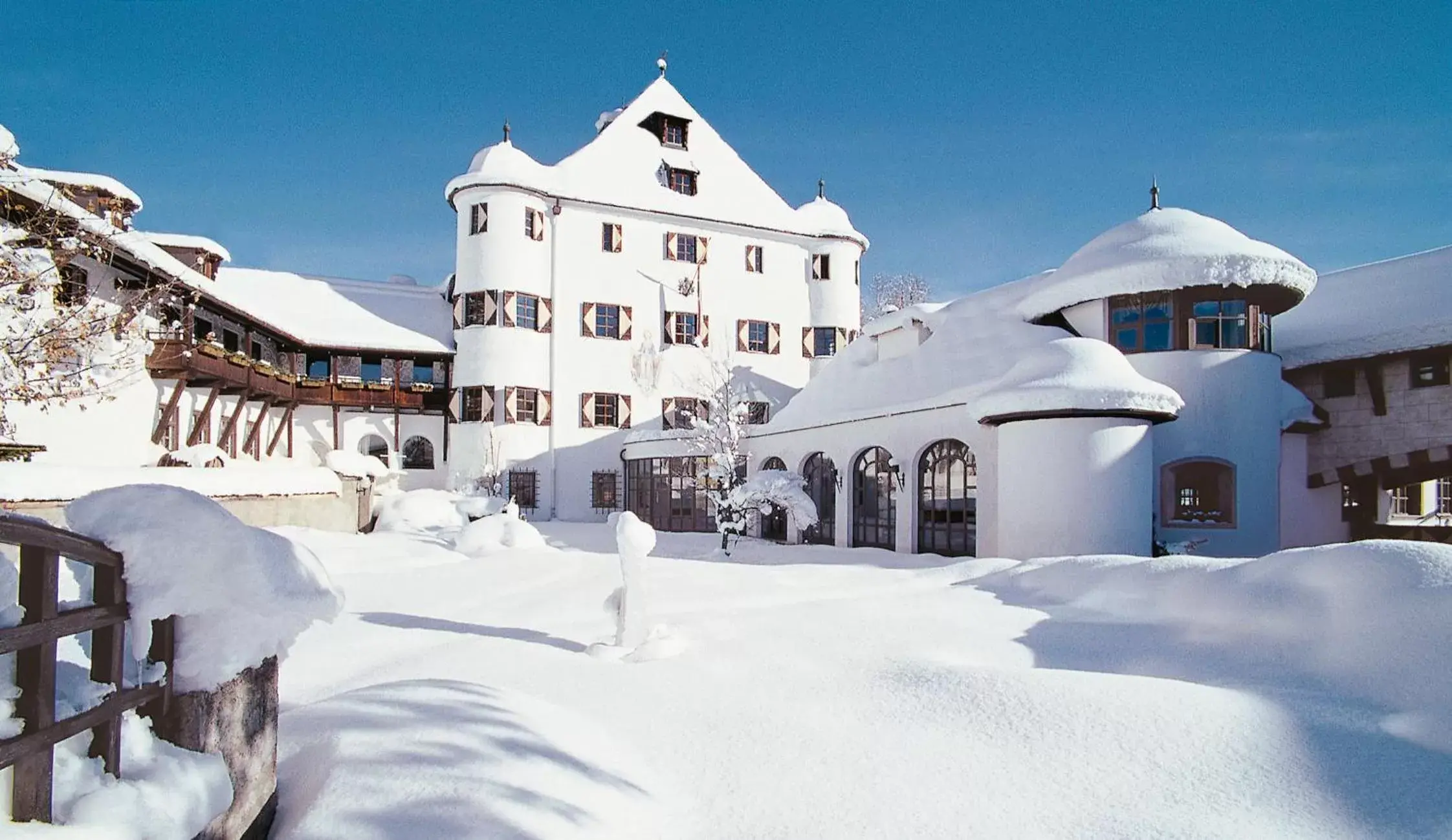 Facade/entrance, Winter in Family Hotel Schloss Rosenegg