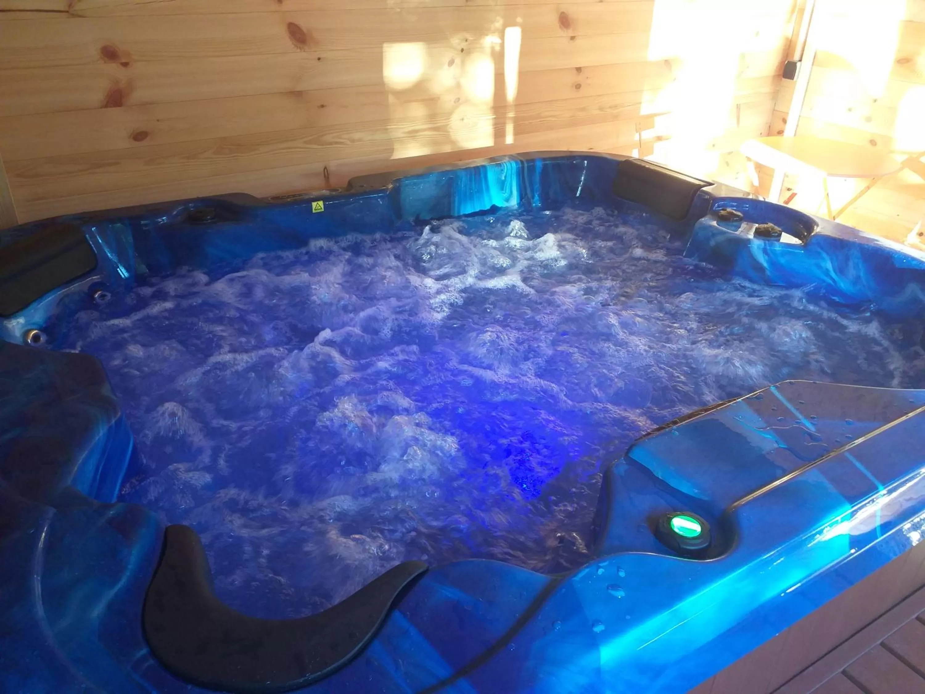 Spa and wellness centre/facilities in La BerryCurienne proche du Zoo de Beauval Saint-Aignan avec SDB, WC ET SPA PRIVATIF pour chaque chambre