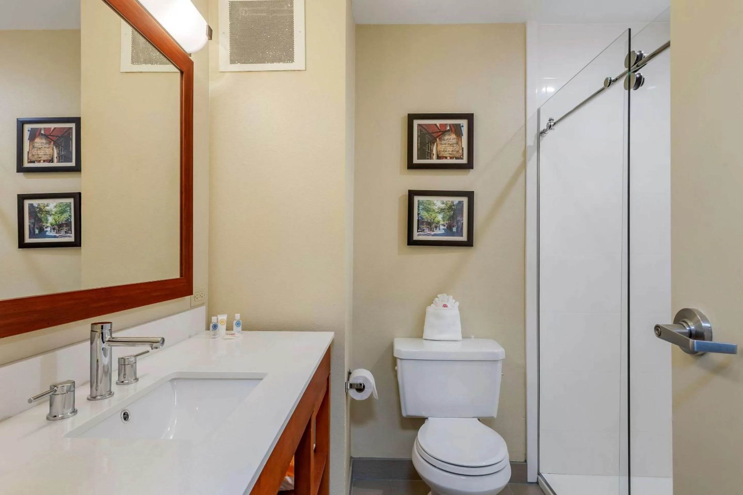 Bedroom in Comfort Inn Danvers - Boston North Shore