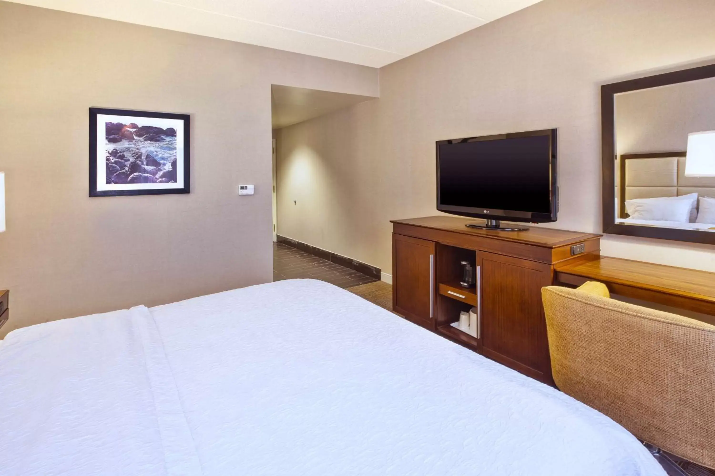 Bed in Hampton Inn & Suites Providence-Warwick Airport
