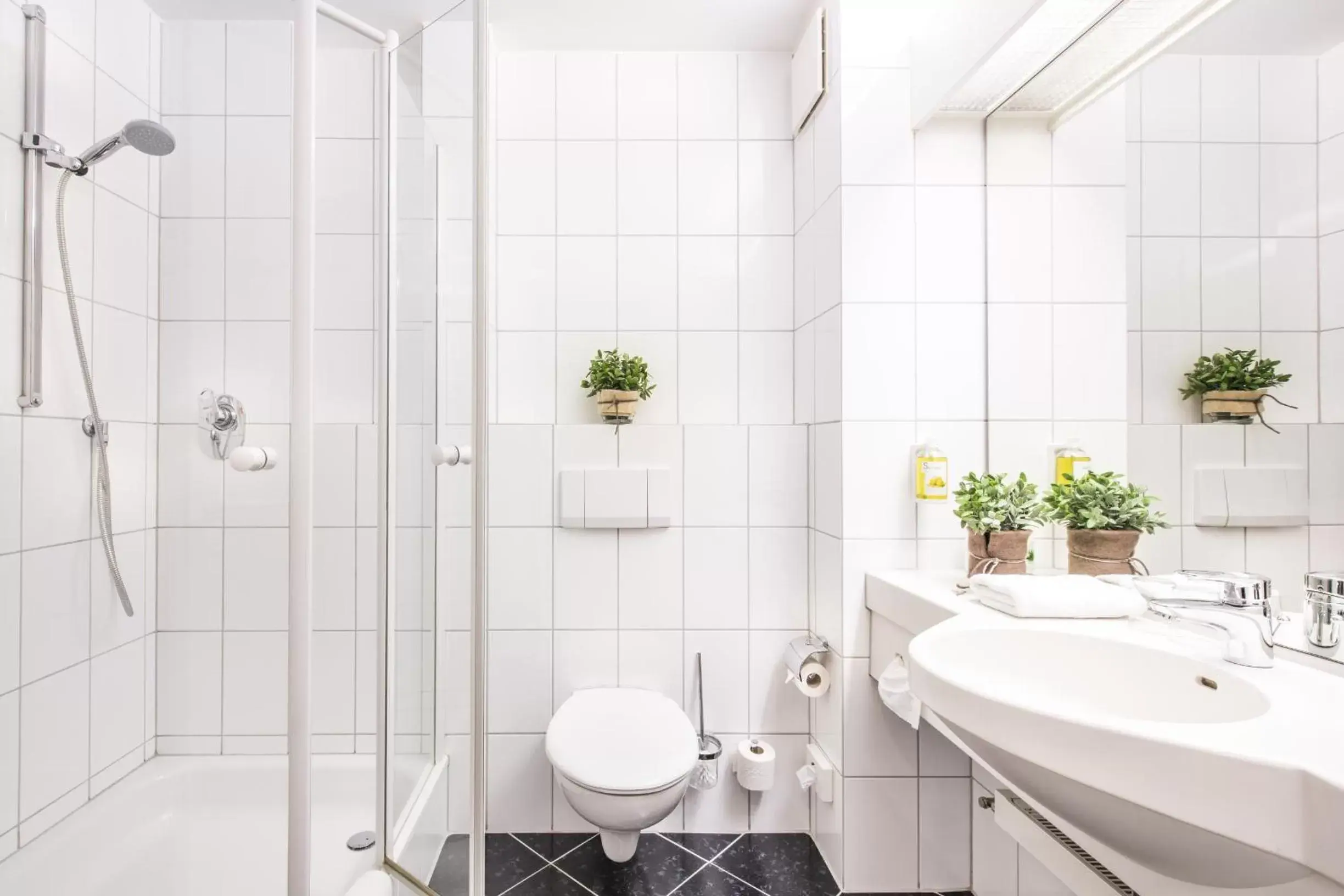 Shower, Bathroom in Sunderland Hotel