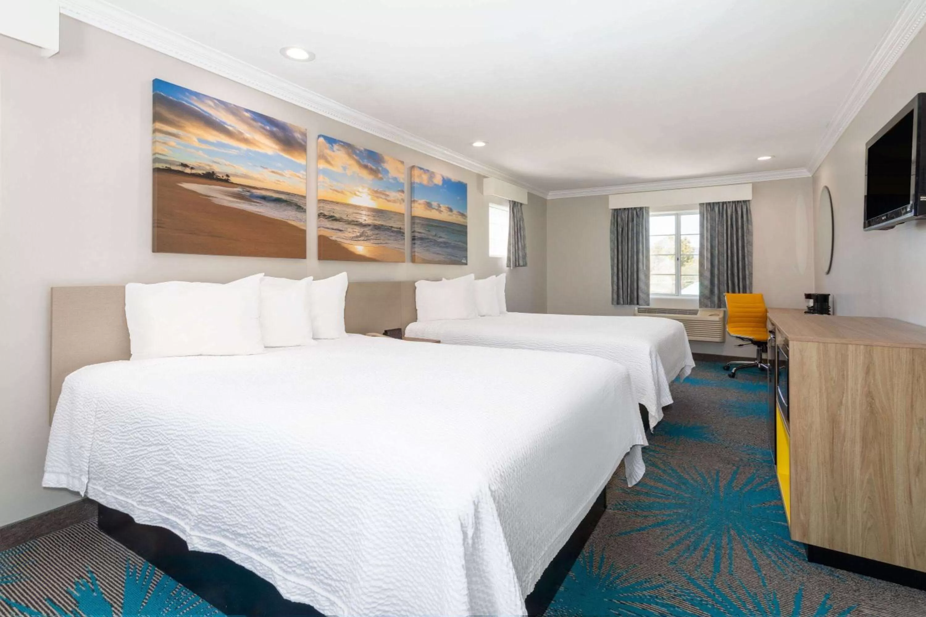 Photo of the whole room, Bed in Days Inn by Wyndham Santa Monica