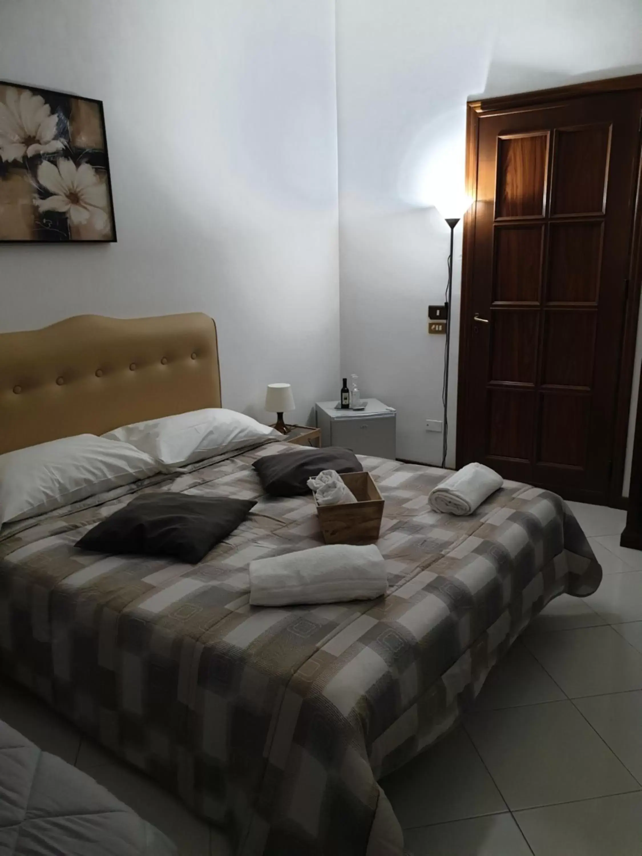 Photo of the whole room, Bed in Alba central City