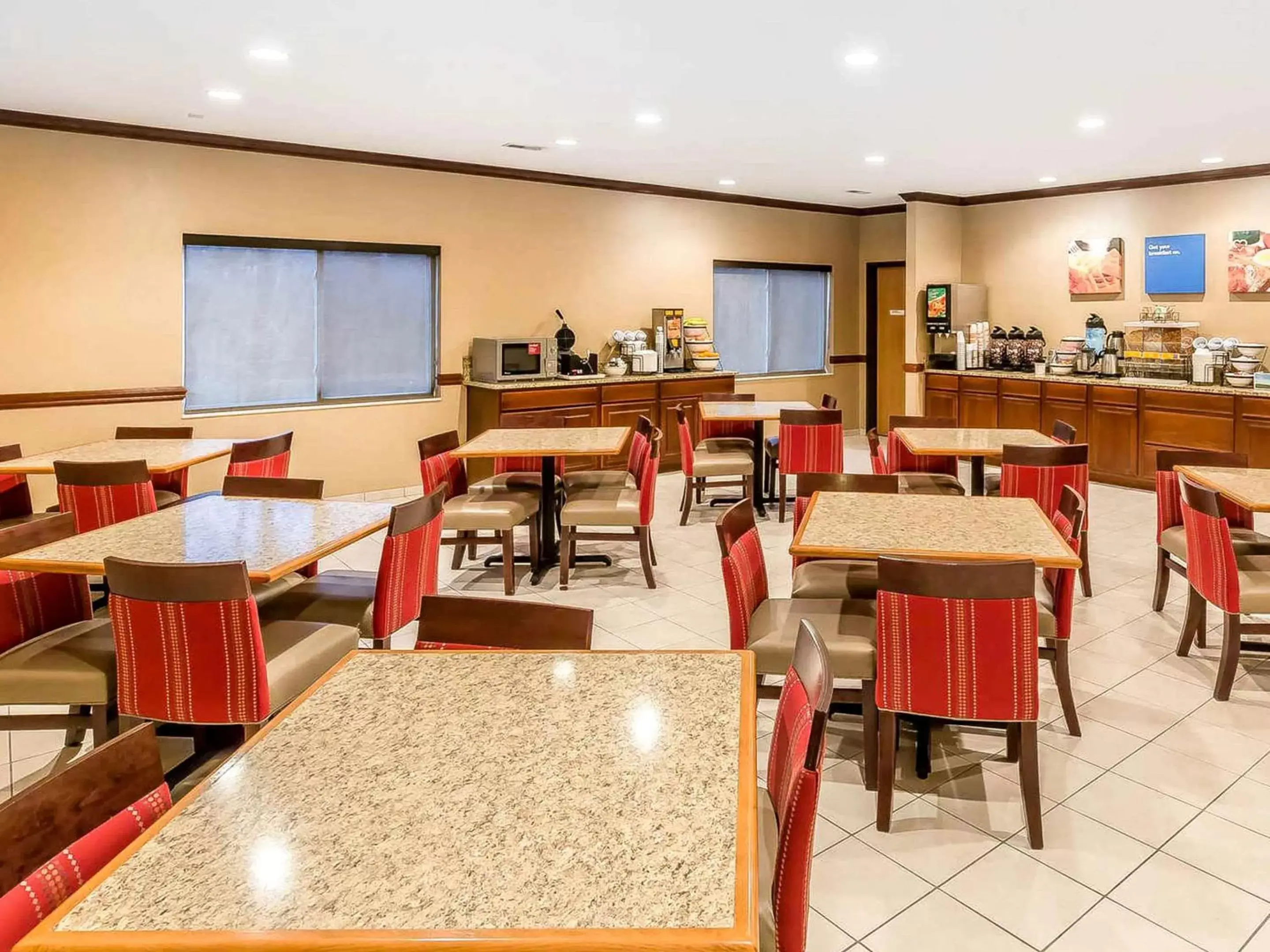 Restaurant/Places to Eat in Comfort Inn & Suites East Moline near I-80