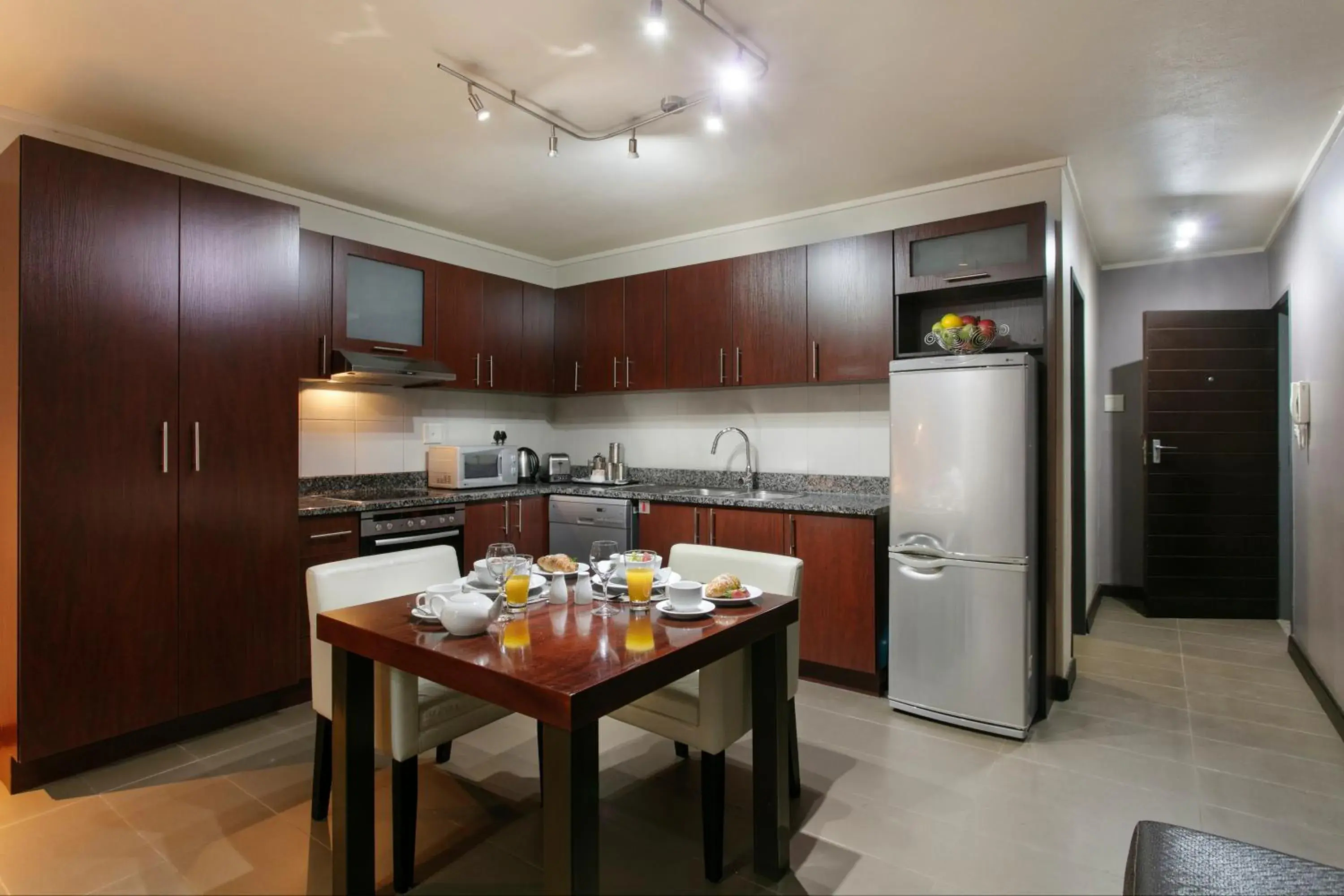 Kitchen or kitchenette, Kitchen/Kitchenette in Absolute Farenden Apartments