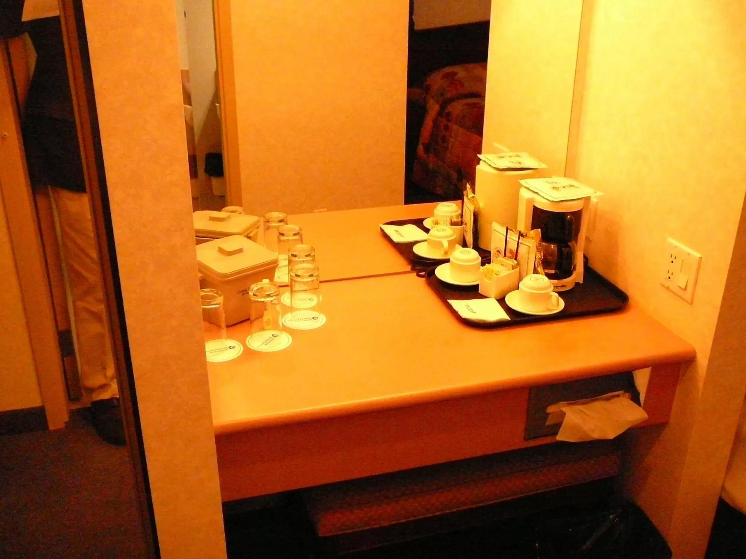 Coffee/tea facilities, Bathroom in Coast Abbotsford Hotel & Suites