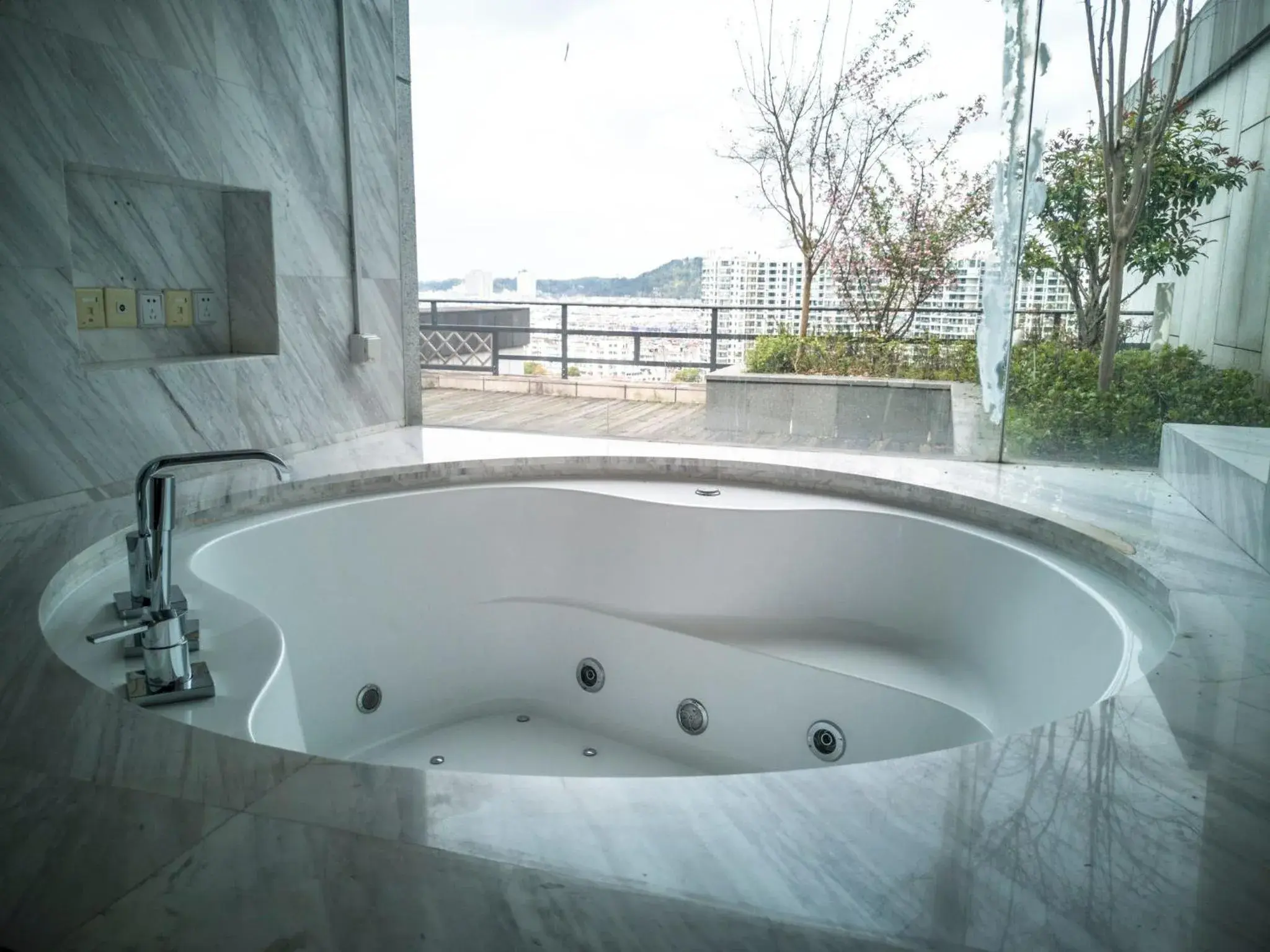 Photo of the whole room, Bathroom in Crowne Plaza Huangshan Yucheng, an IHG Hotel